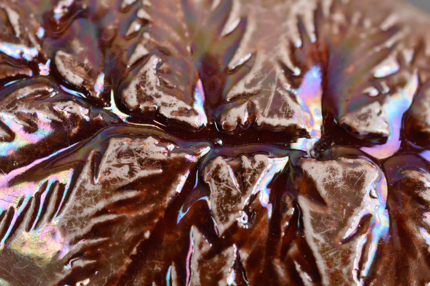 Овальная глиняная подвеска ручной работы расписанная глазурью Еловая ветка фото 5