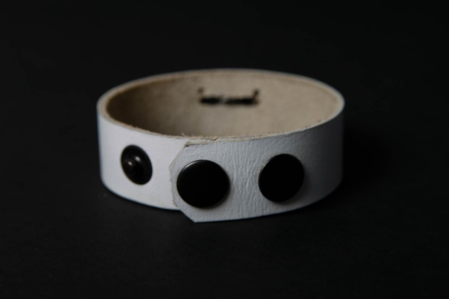 Bracelet cuir fait main Bracelet design blanc rivets Accessoire en cuir photo 5