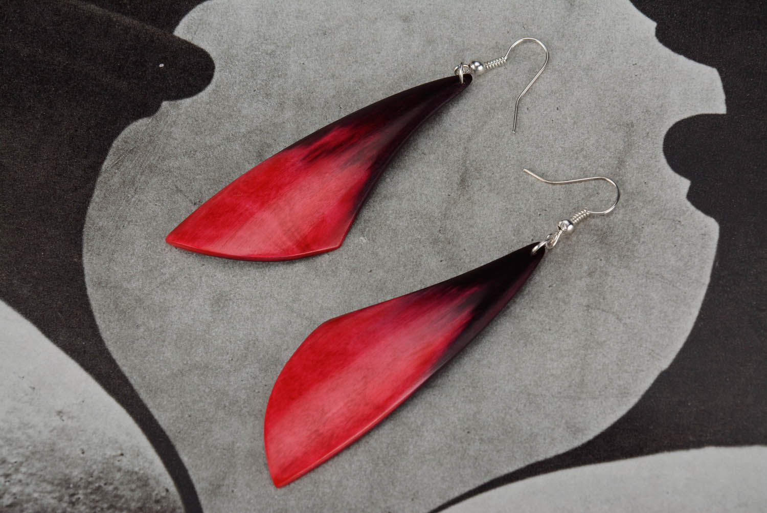Red and black earrings made ​​of horn photo 3