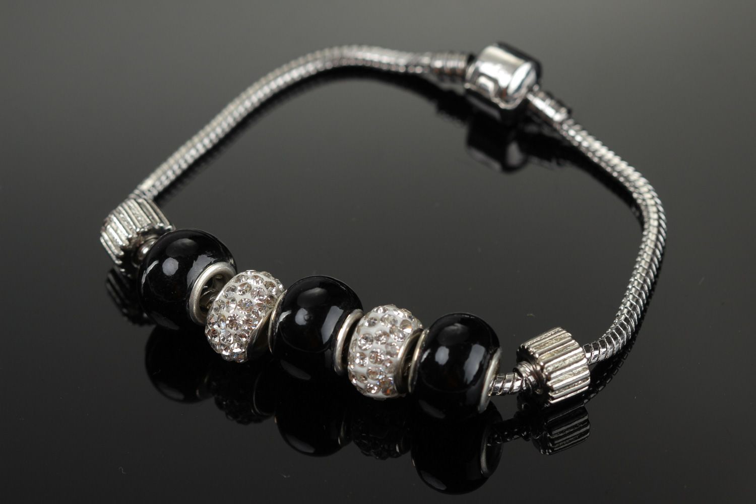 Bracelet en métal fait main original avec belles perles en verre pour femme photo 1