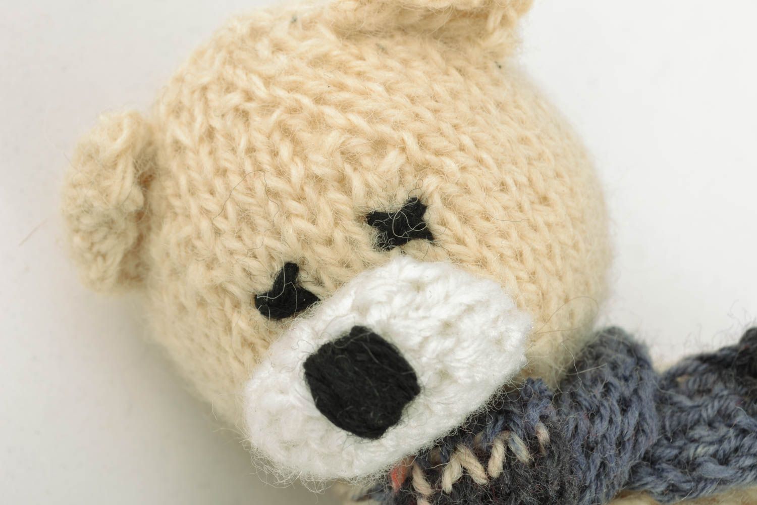 Giocattolo a maglia fatto a mano pupazzo morbido orsetto bianco da bambini
 foto 3