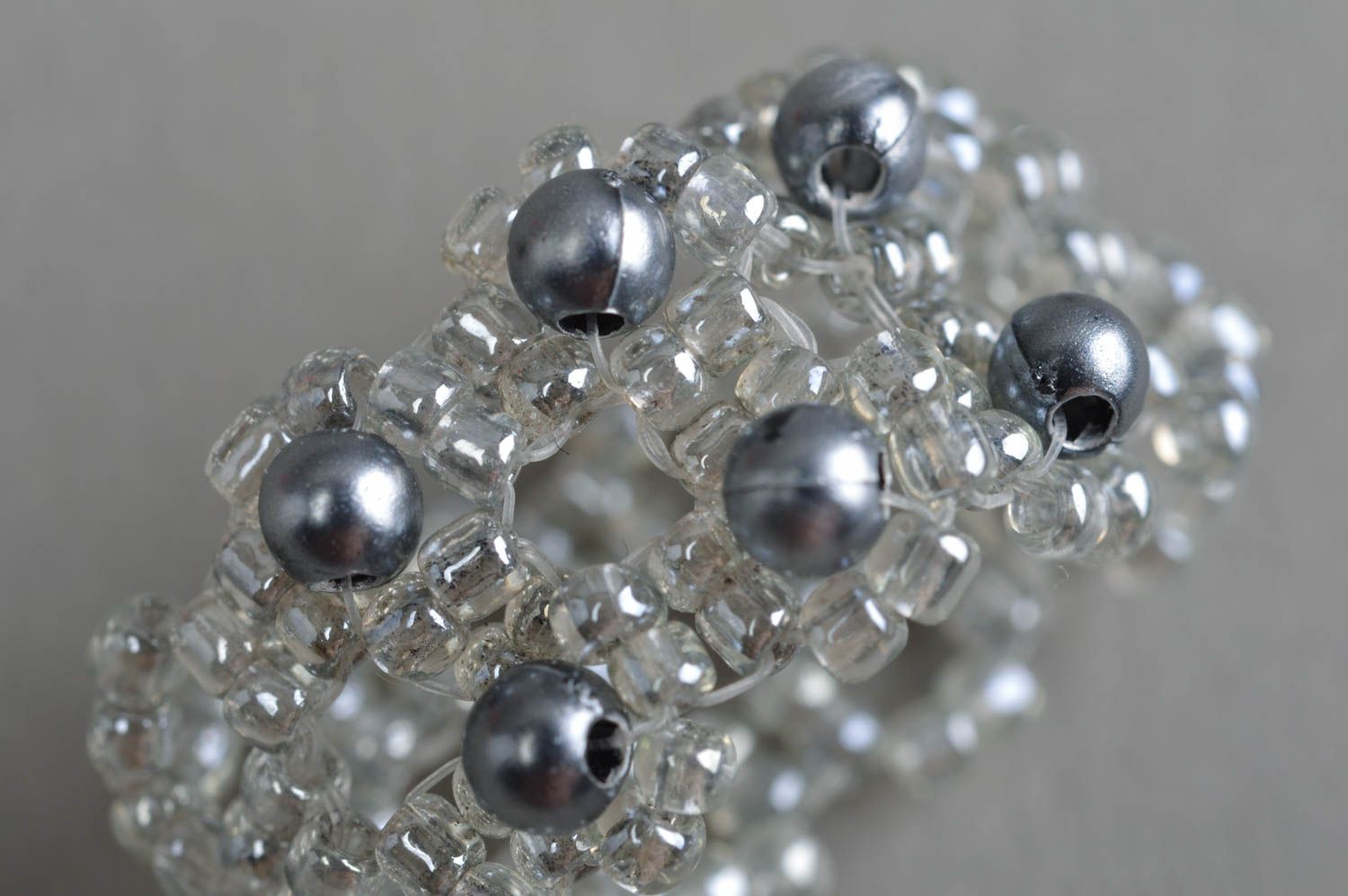 Bague en perles de rocaille et perles fantaisie faite main grise originale photo 5