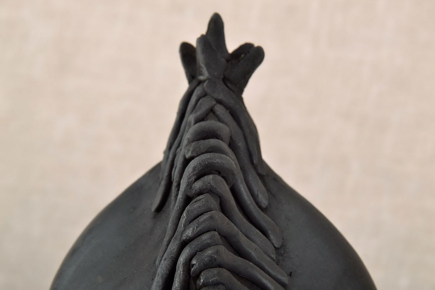 Figurine céramique sur support en forme de taureau photo 4