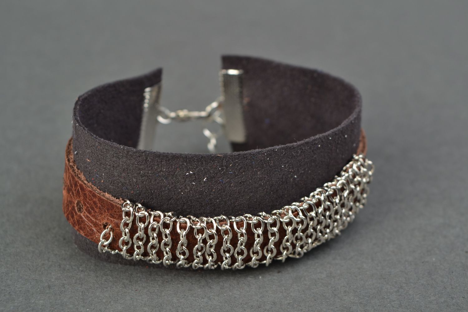 Handgemachtes Armband aus Leder und metallischen Ketten  foto 3