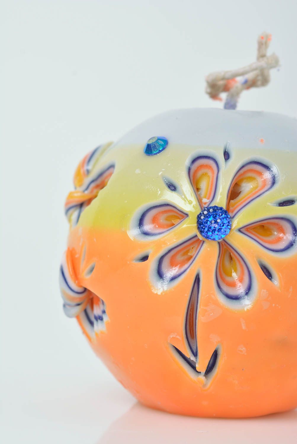 Bougie boule orange sculptée faite main originale avec fleurs et papillons photo 5