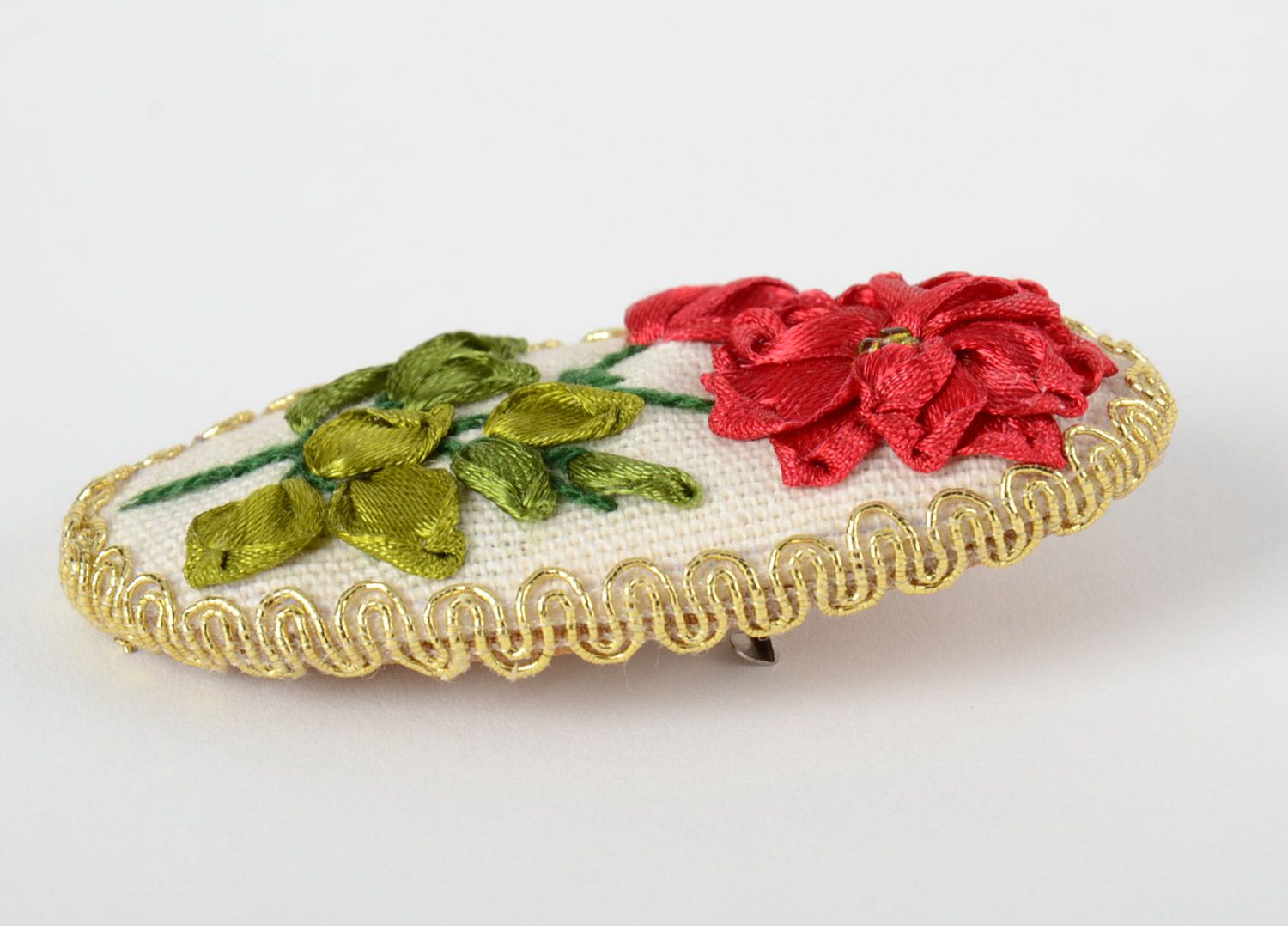 Handgemachte ovale Brosche mit Stickerei Blumen aus Atlasbändern Rosen Geschenk foto 3