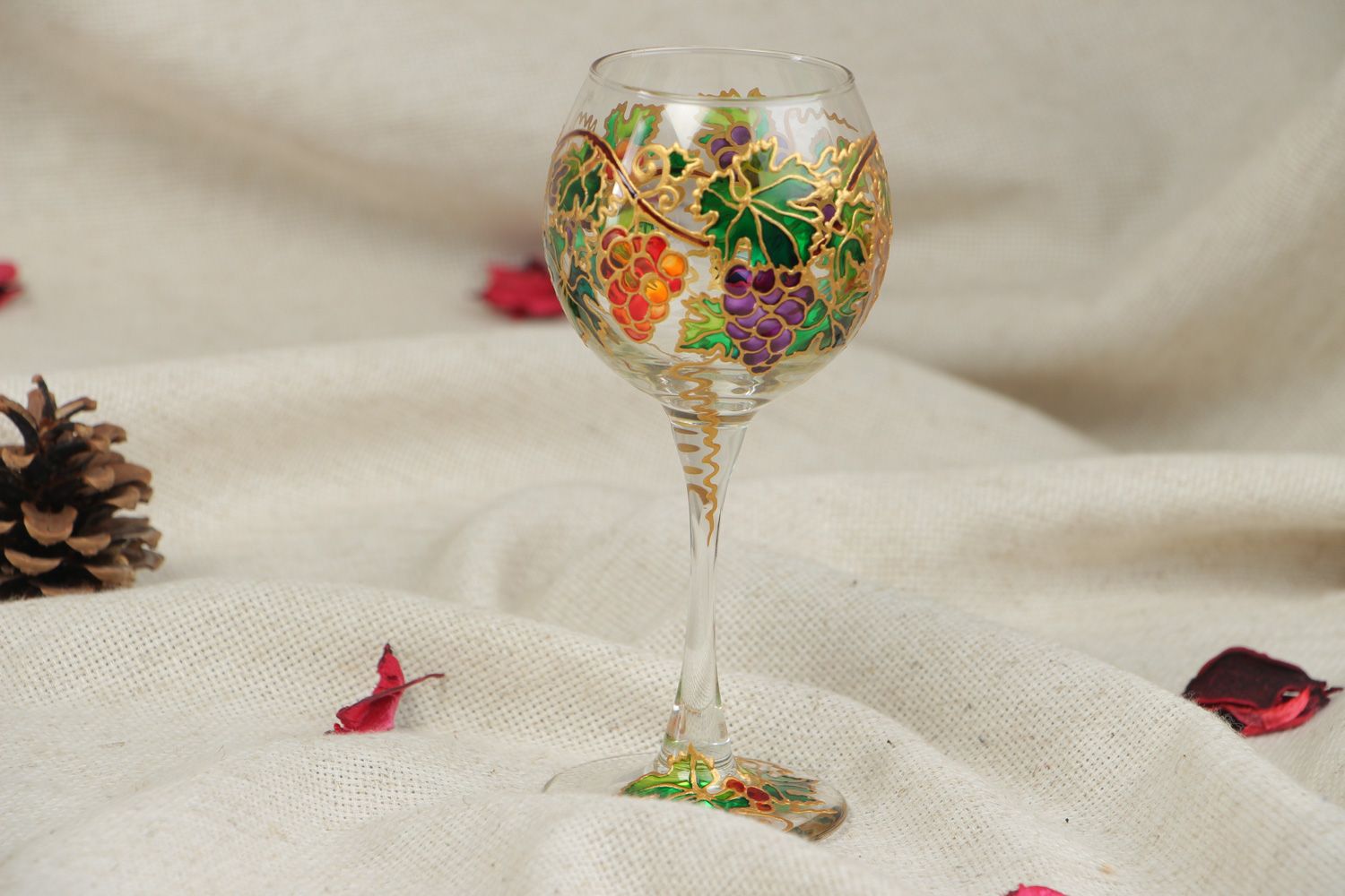 Schönes handmade Weinglas mit Stiel mit Glasmalfarben und Konturen bemalt foto 5