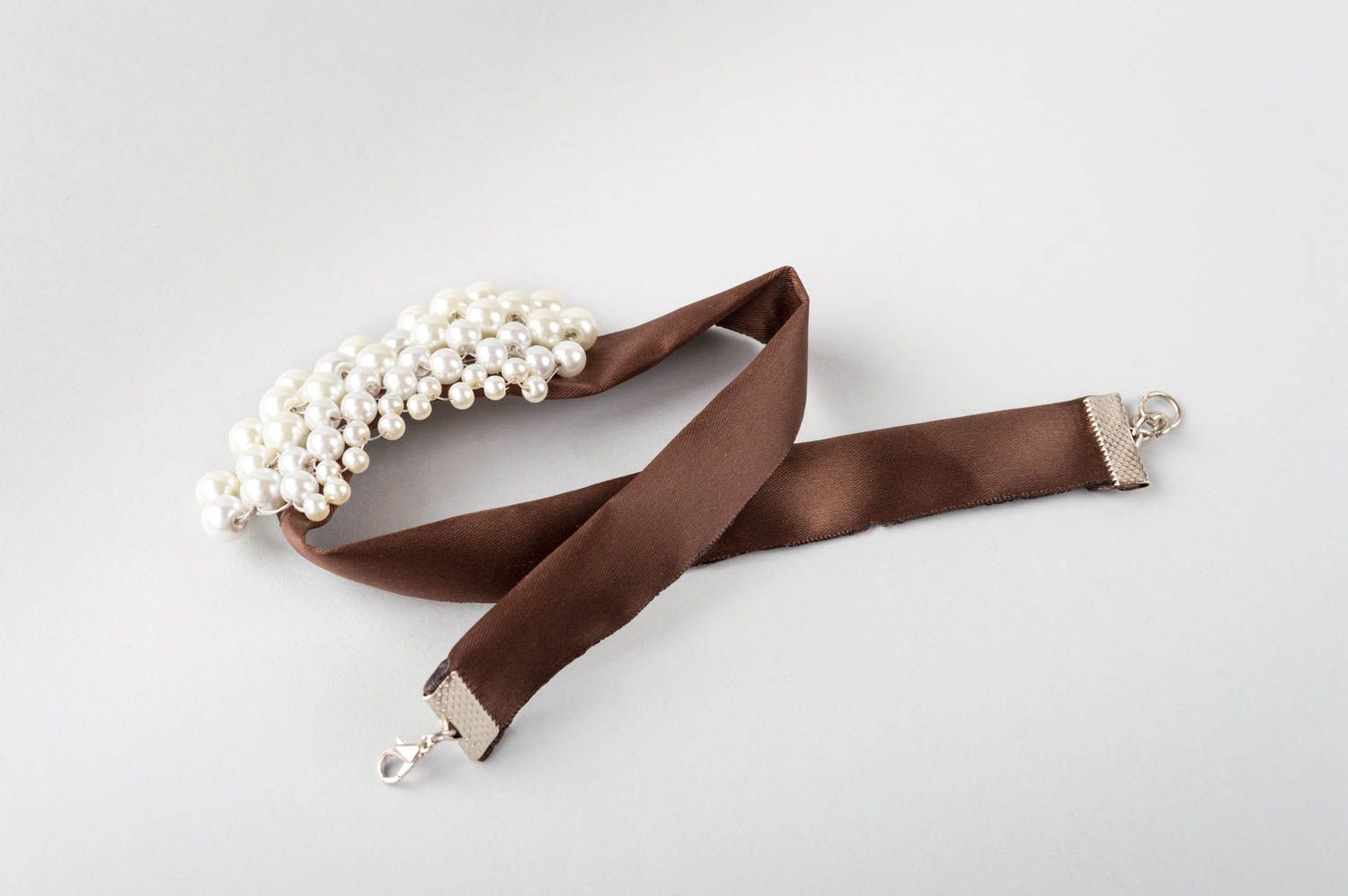 Parure collier et bracelet faits main en perles d'imitation et satin élégants photo 4