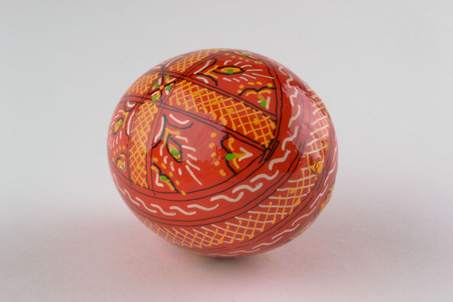 Huevo de Pascua decorado con ornamento foto 4