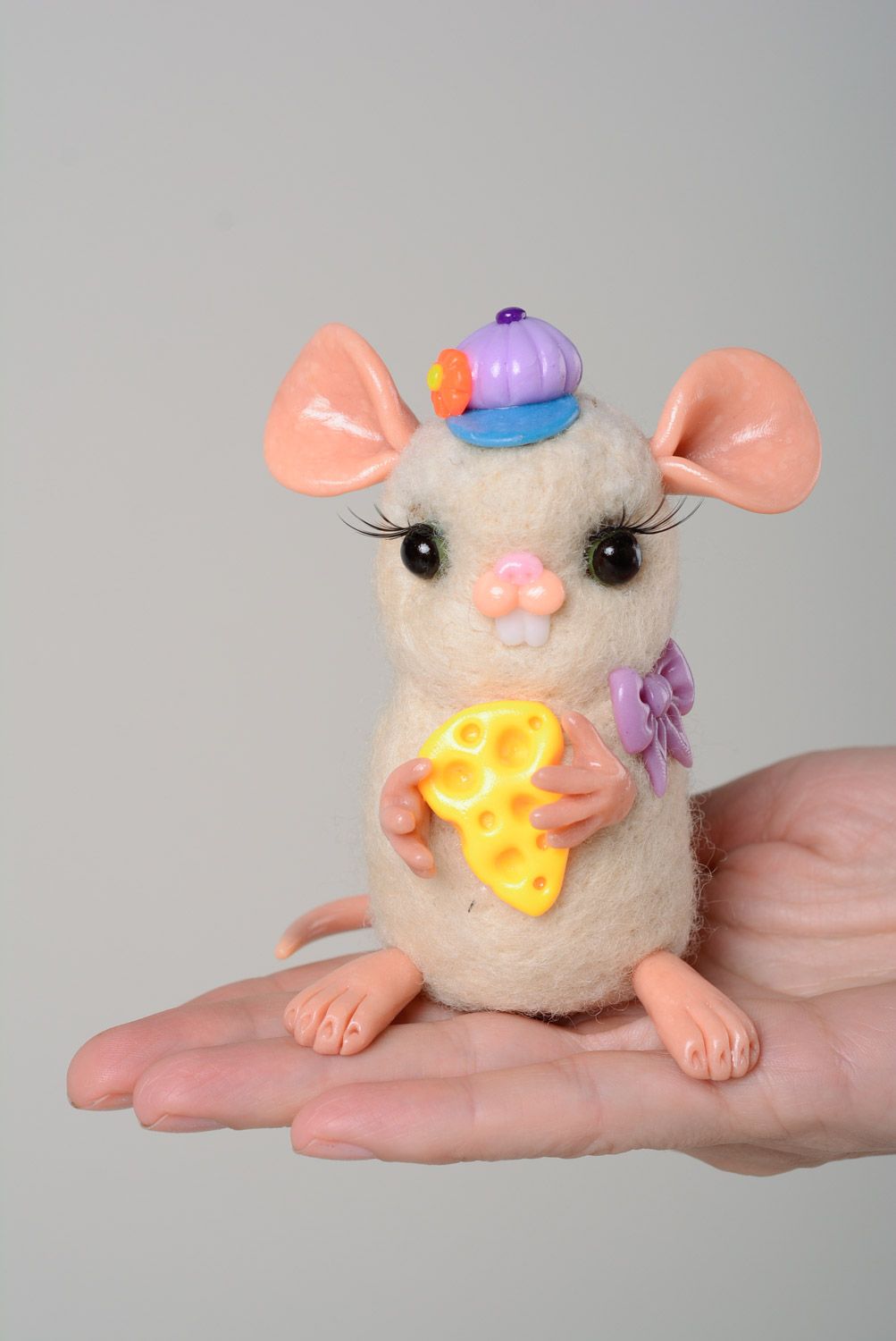 Handgemachte kleine Figur Maus in Weiß mit Käse aus Wolle Walken Technik foto 3