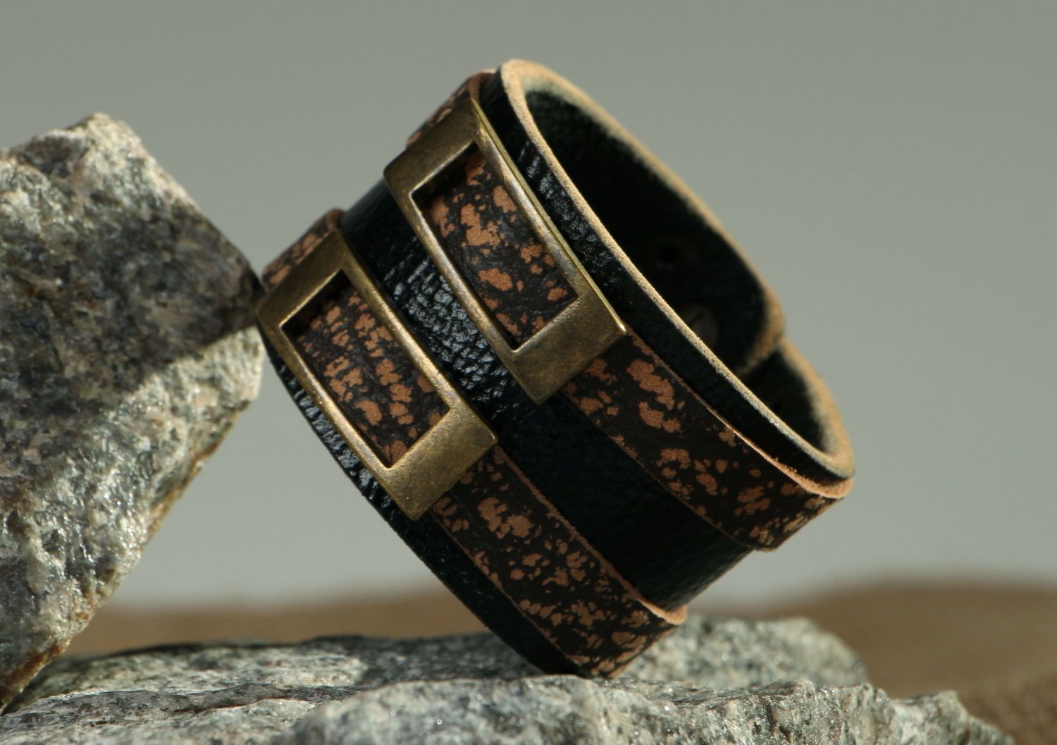 Bracelet en cuir fait main avec boucle en métal photo 1