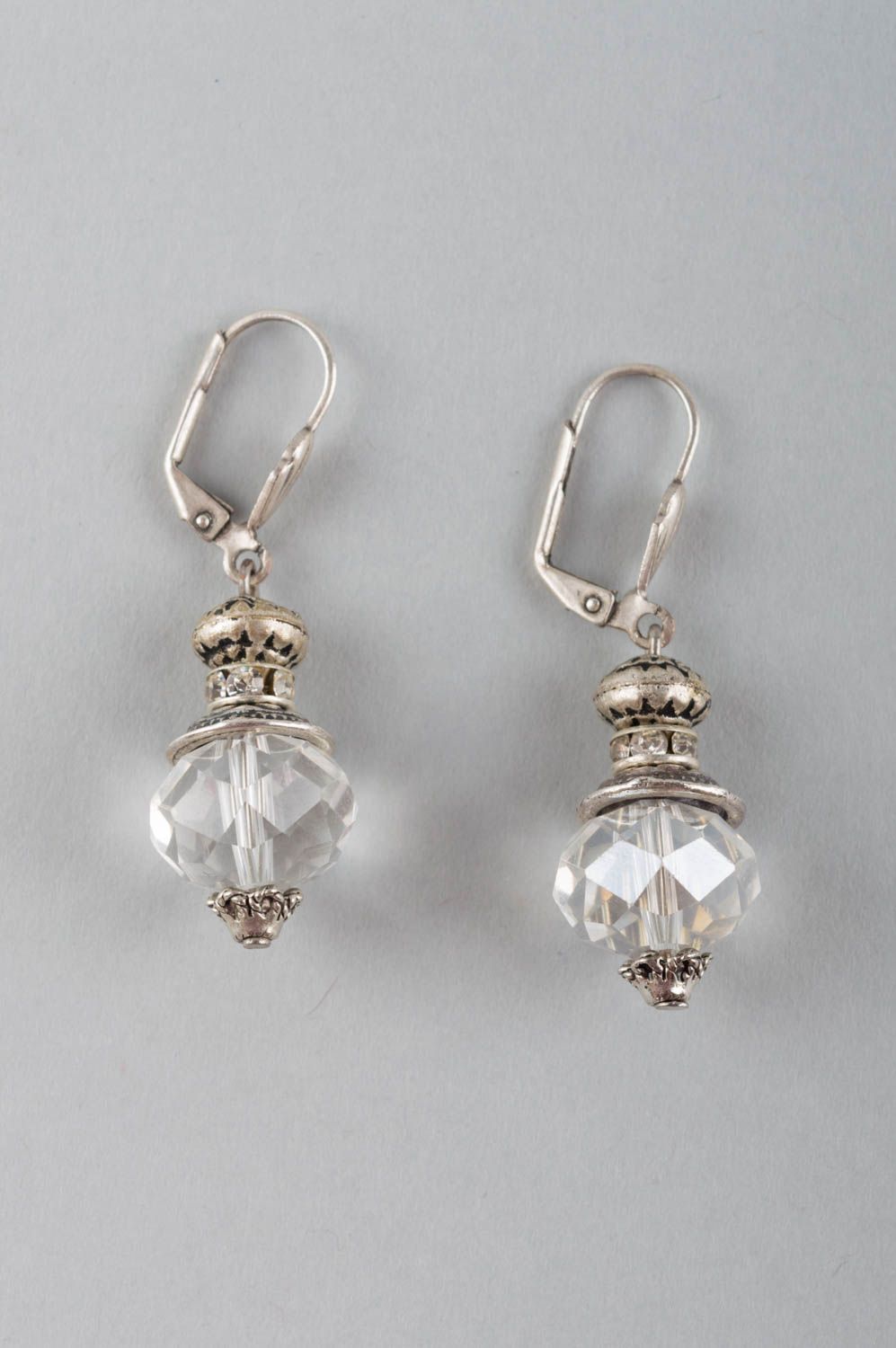 Handgemachte schöne originelle stilvolle kleine Ohrringe mit Kristall Geschenk foto 2