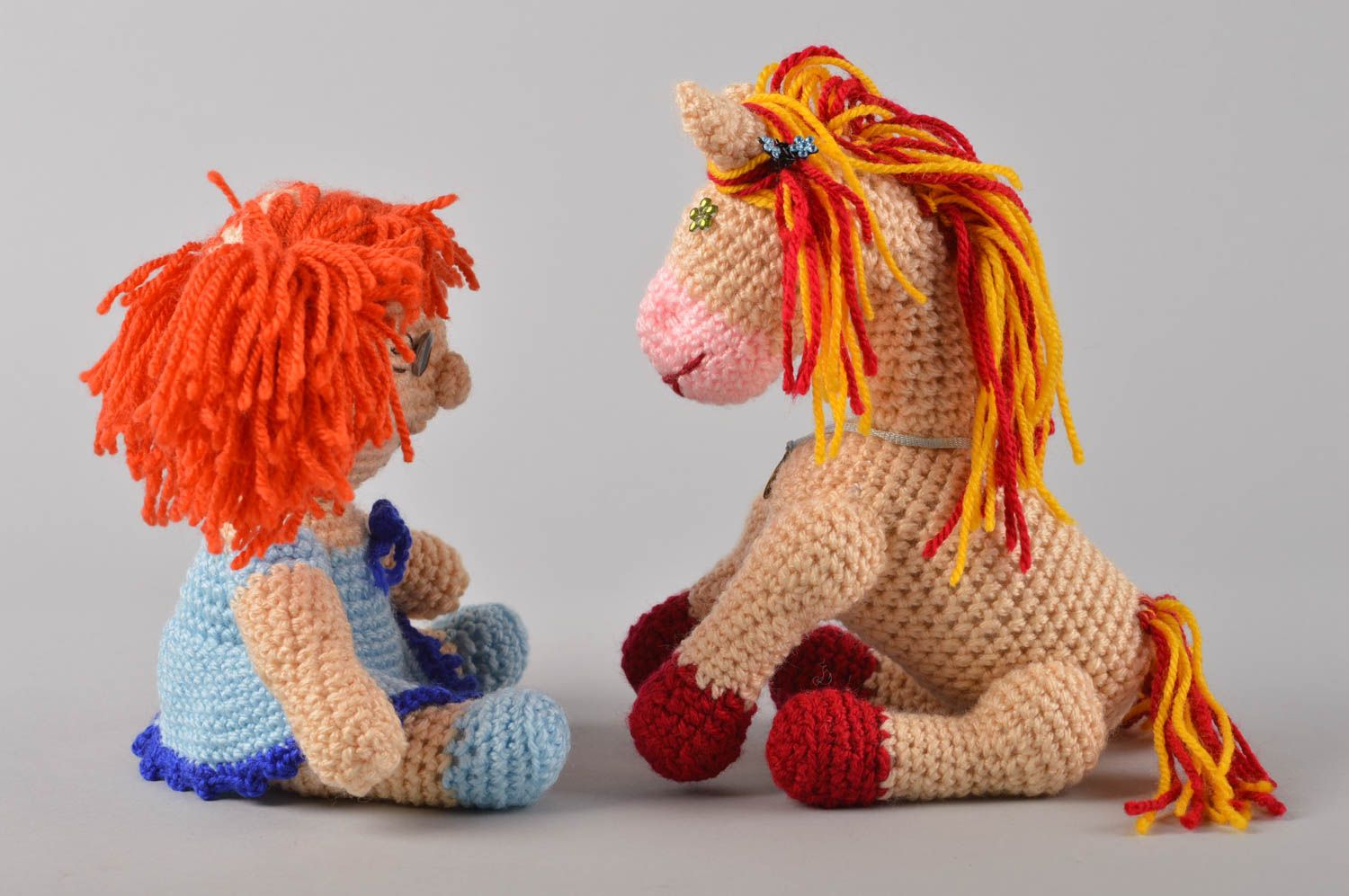 Spielzeug Set handmade Puppen aus Stoff Deko für Zimmer Puppe mit Pferd schön foto 5
