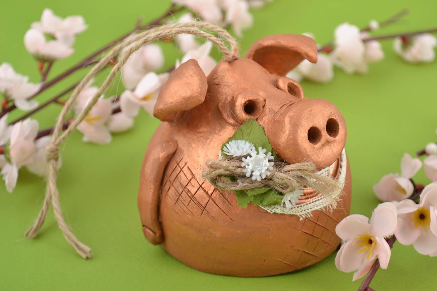 Handmade Dekofigur Schwein Keramik Deko Figur aus Ton Glöckchen braun foto 1