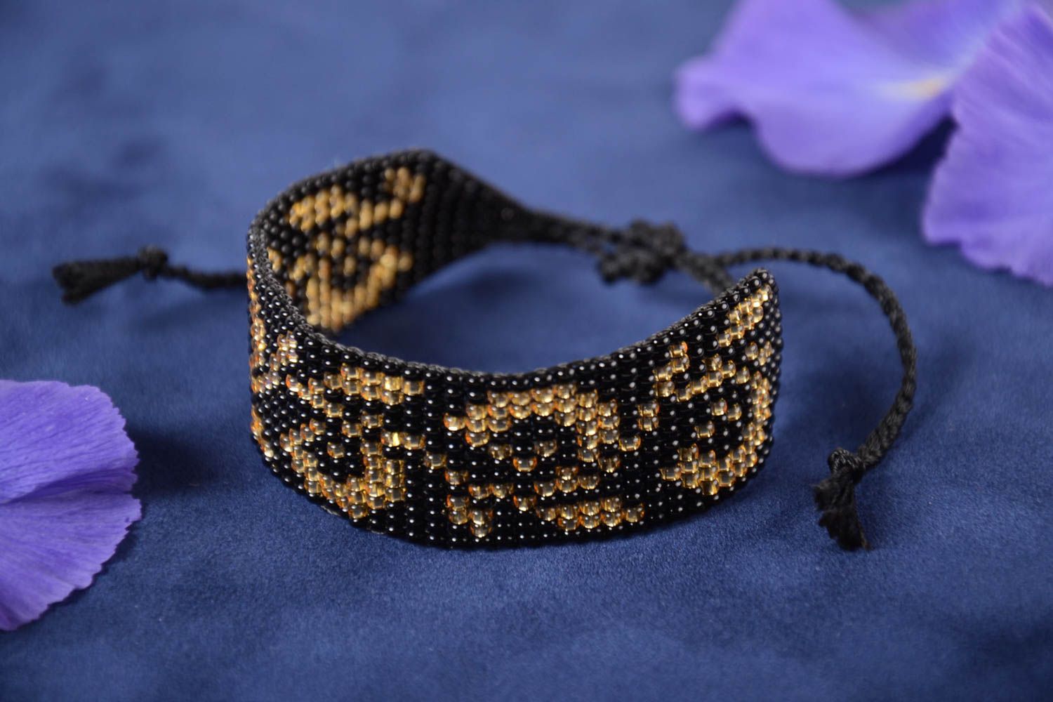 Черно золотистый браслет из бисера ручной работы широкий для женщин подарок  фото 1
