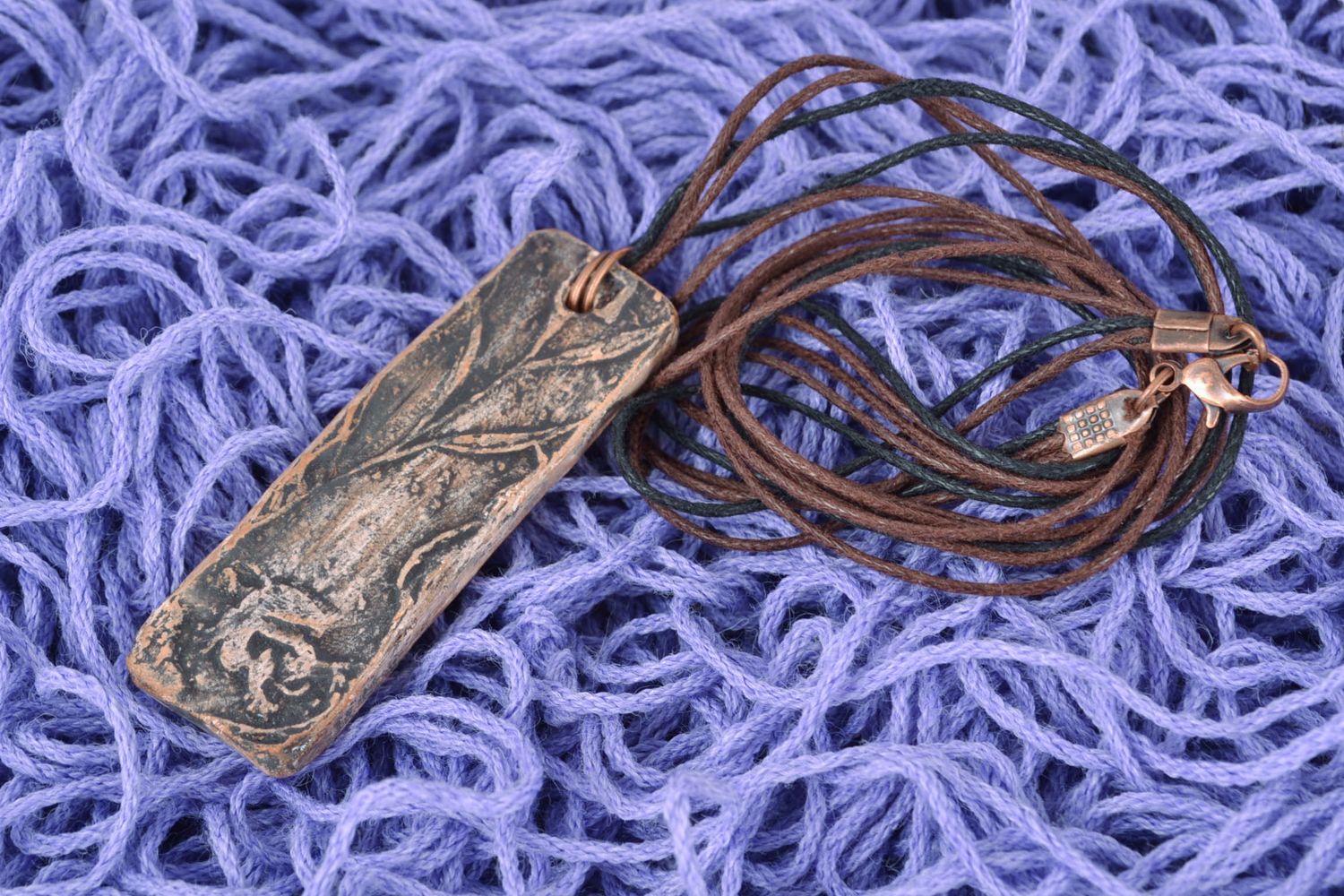Глиняный кулон ручной работы на шнурке фото 2