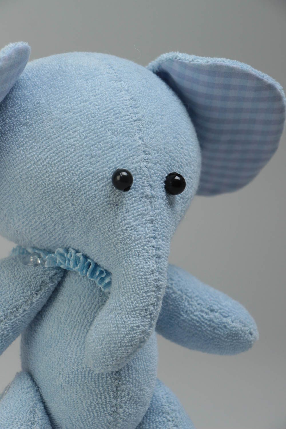 Juguete de peluche de tricó y mohair artesanal pequeño elefante azul foto 3