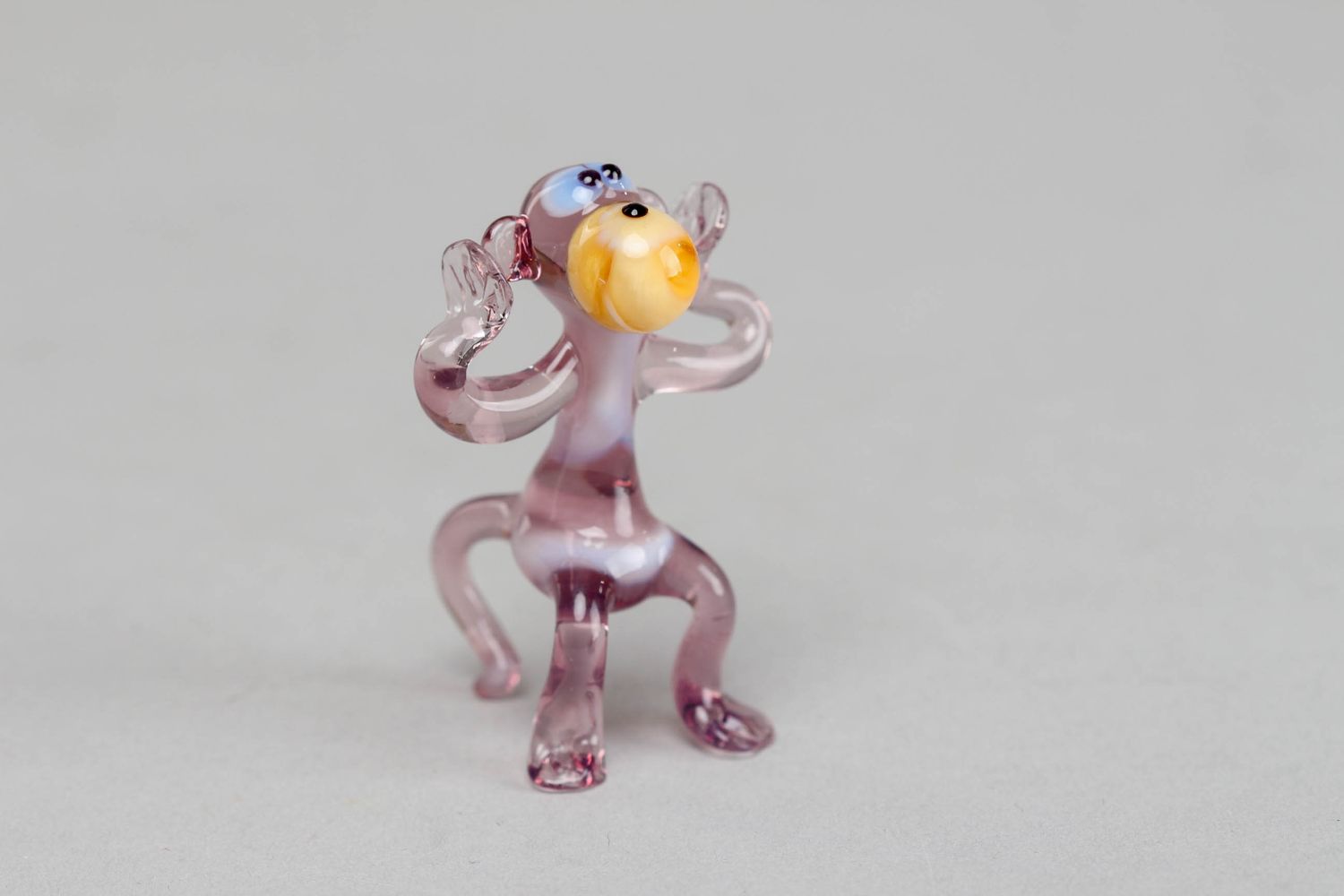Стеклянная маленькая фигурка обезьянки ручной работы в технике лэмпворк фото 1
