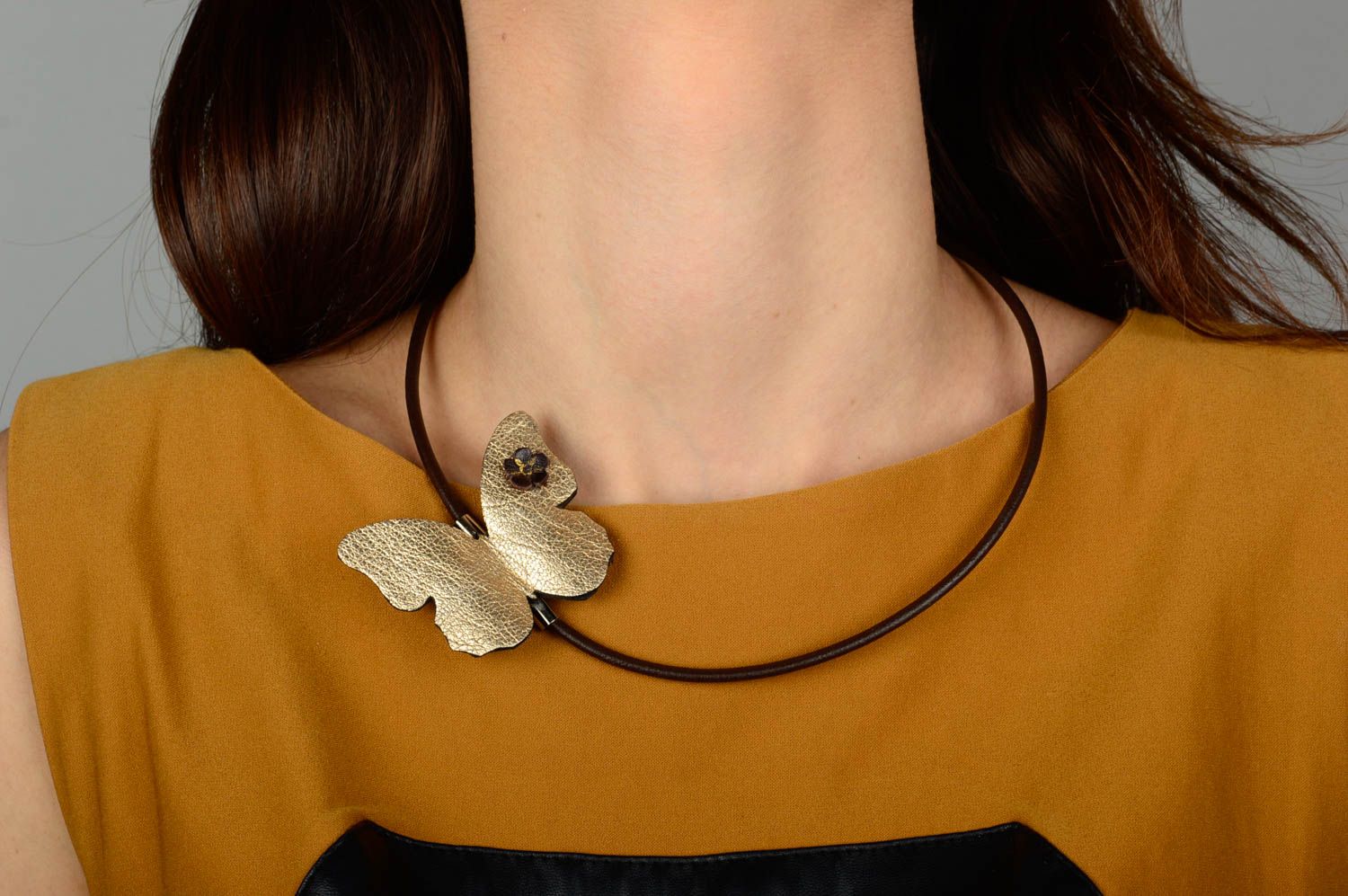 Collier papillon doré Bijou fait main en cuir élégant original Cadeau femme photo 2