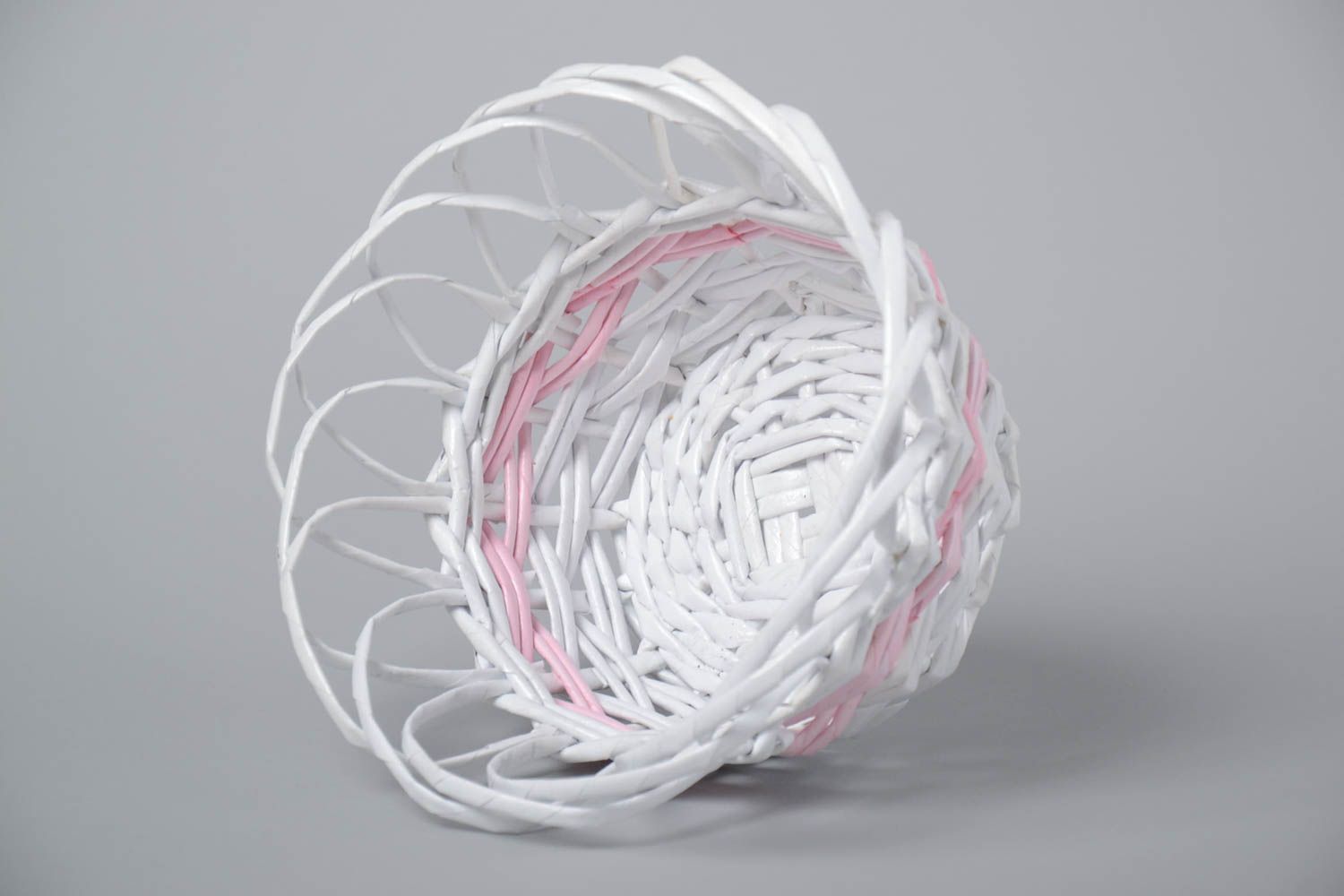 Плетеная вазочка для конфет из бумажной лозы белая ажурная красивая хэнд мейд фото 3