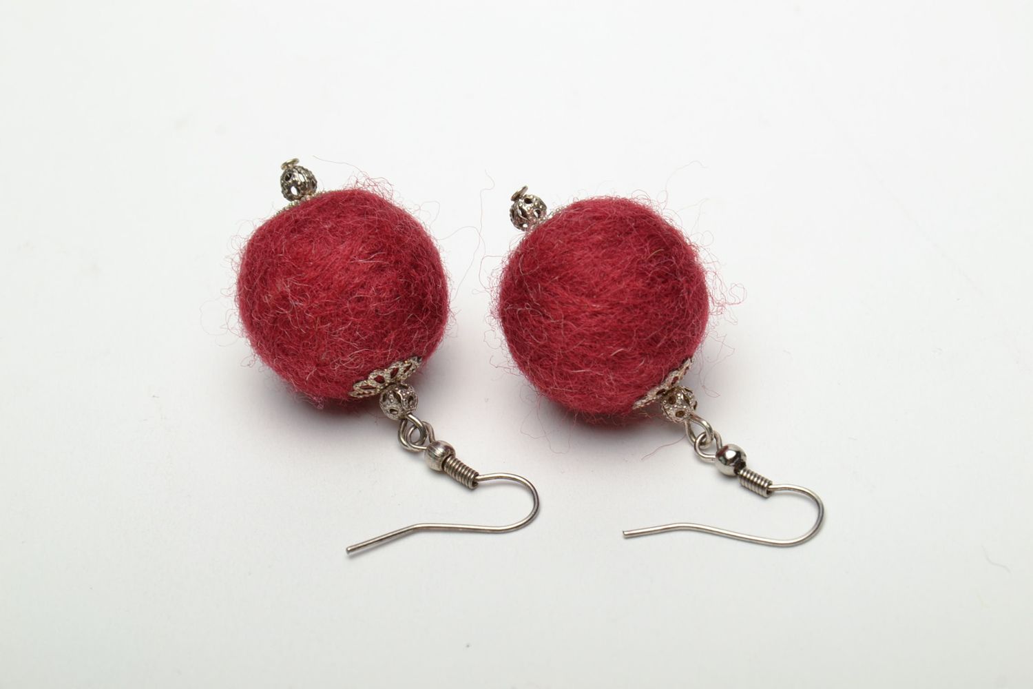 Boucles d'oreilles boules en laine feutrée rouge foncé faites main photo 5