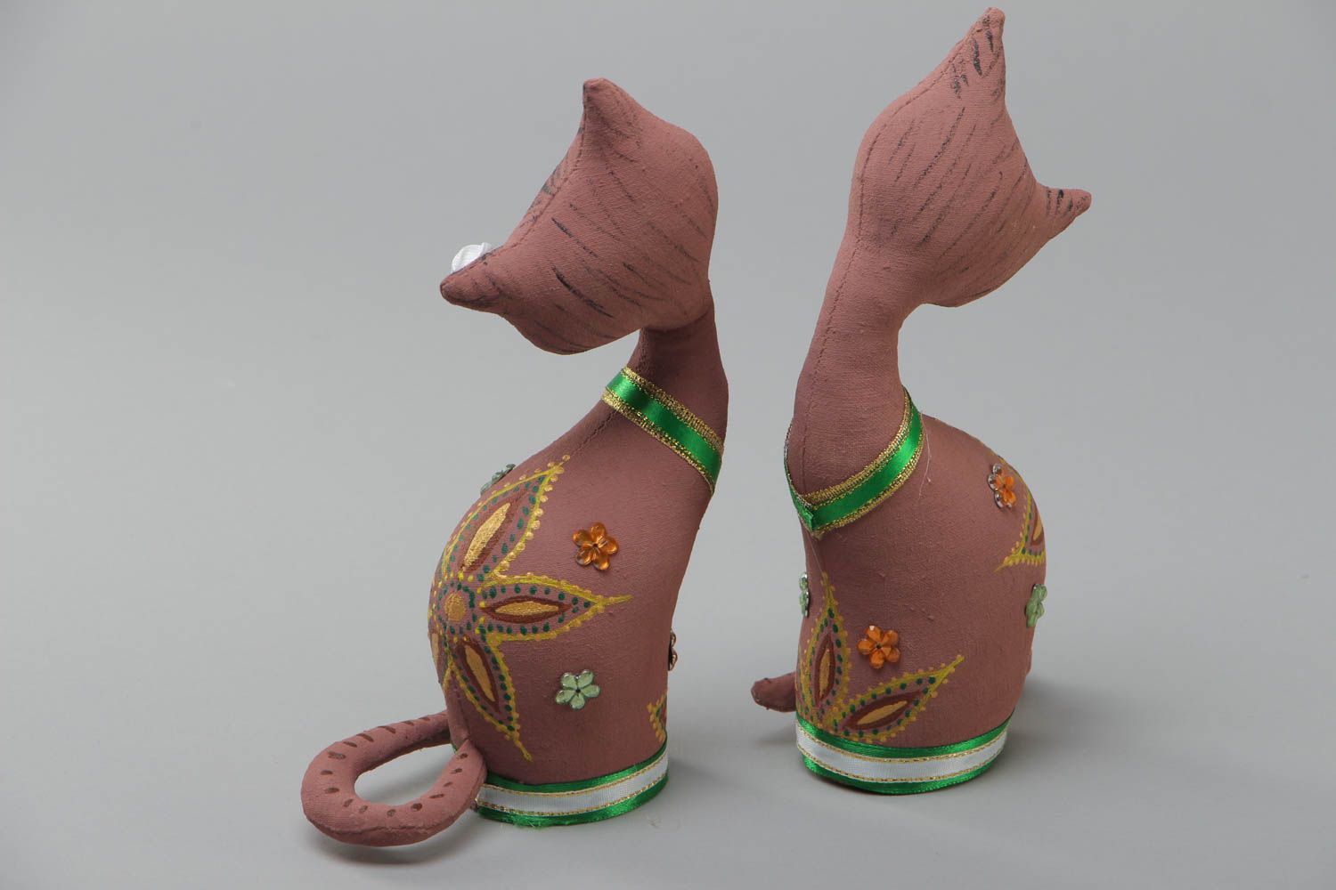 Juguetes decorativos hechos a mano con forma de gatos marrones pintados  foto 4