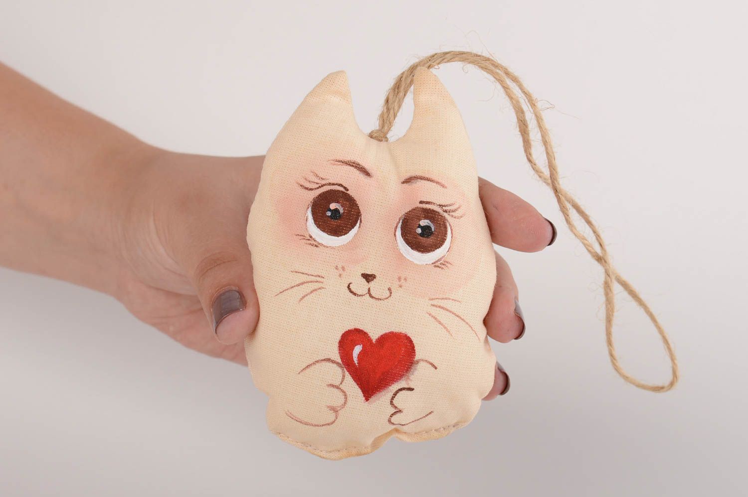 Мягкая игрушка ручной работы декор для дома мягкая подвеска кошечка с сердцем фото 5