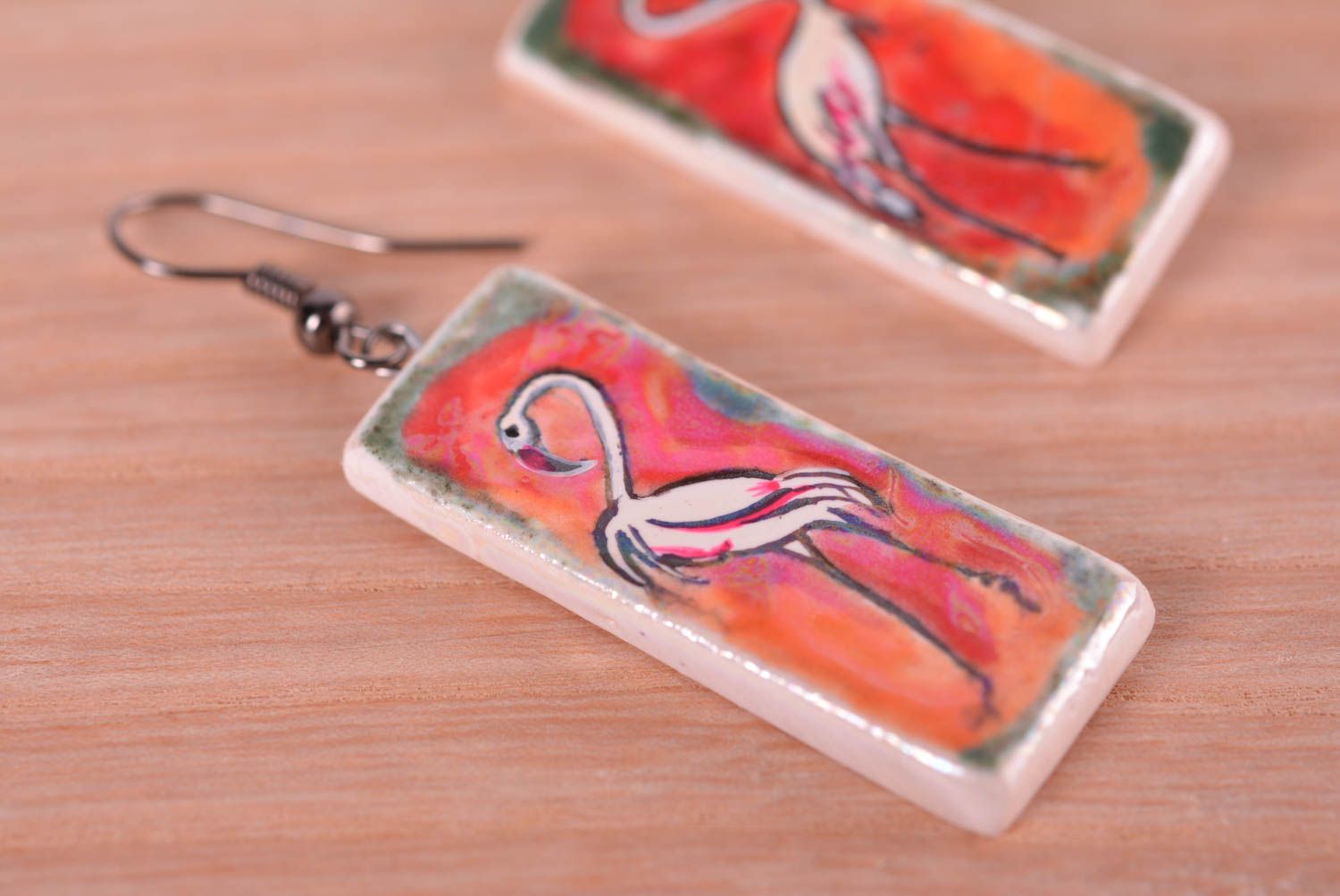 Orecchini belli in argilla fatti a mano accessorio originale con flamingo foto 5