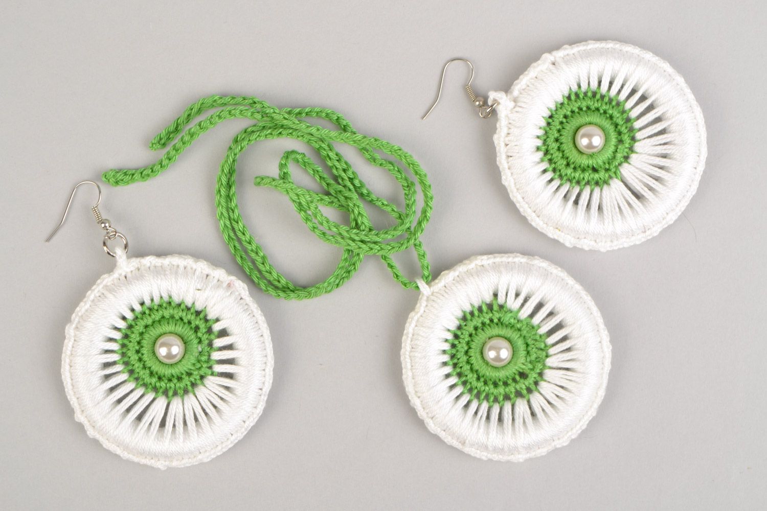 Pendentif et boucles d'oreilles ronds blanc et vert fils de coton faits main photo 2