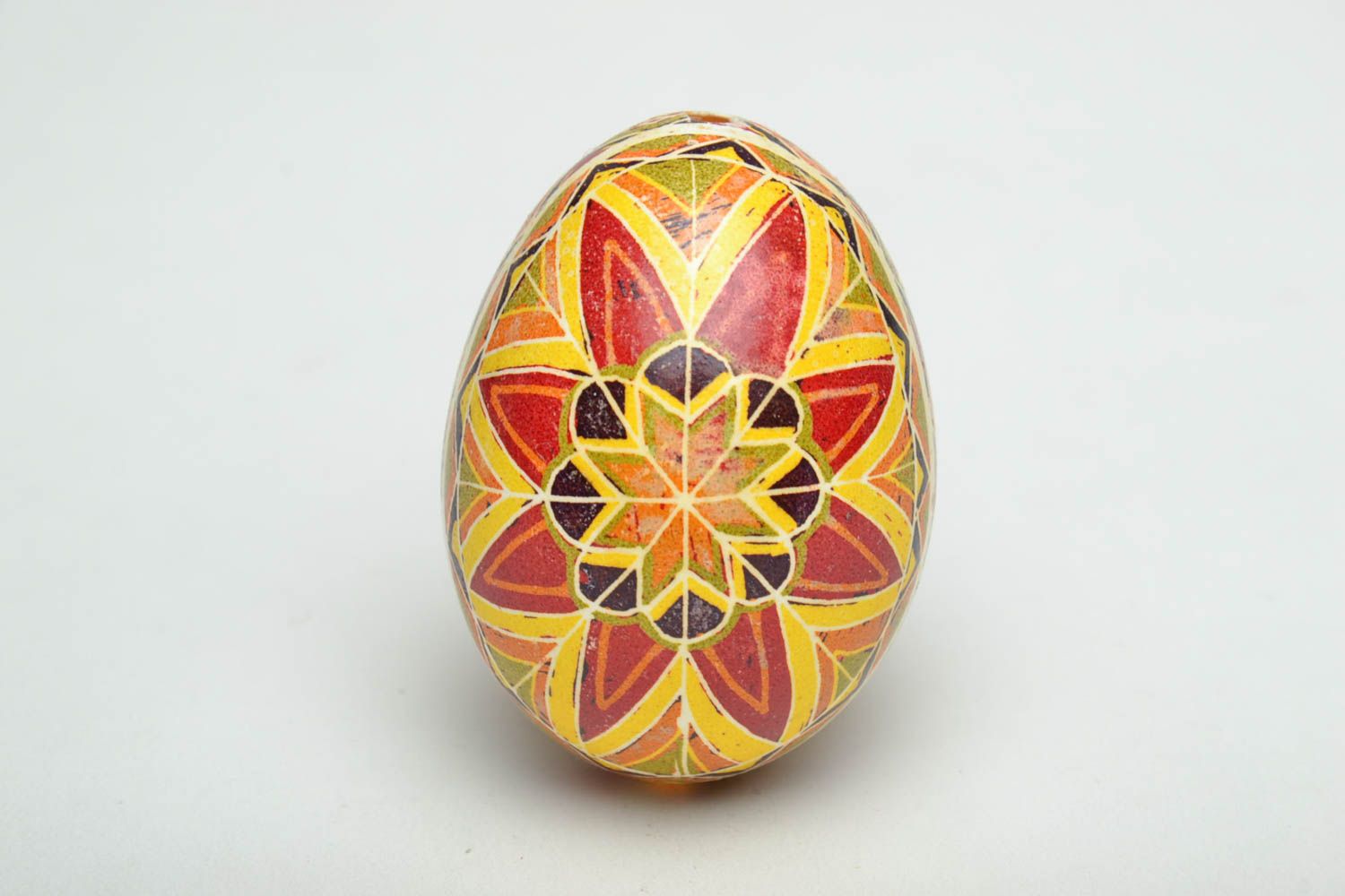 Huevo decorativo de Pascua con símbolos tradicionales foto 2