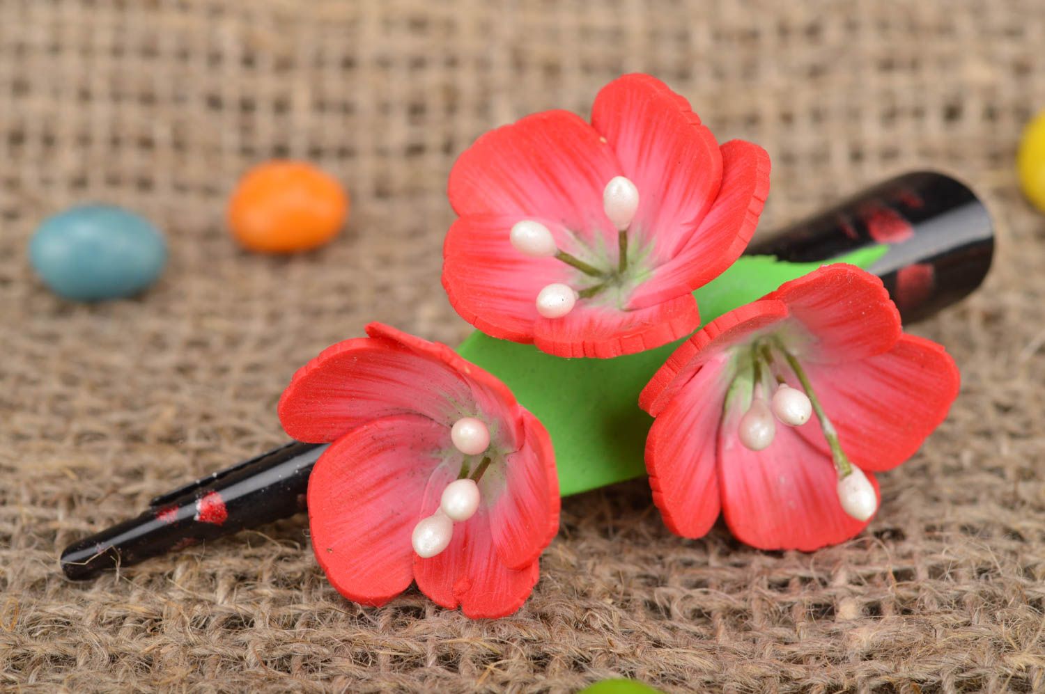 Blumen Haarspange in Rot aus Polymerton auf Metallklemme handgemacht elegant foto 1