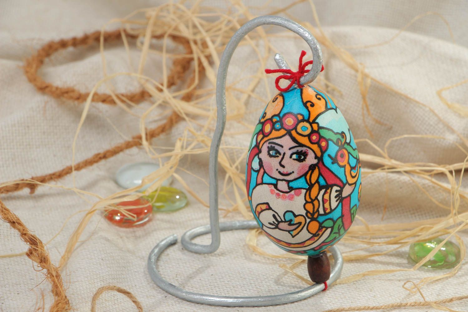 Huevo decorativo de Pascua en soporte artesanal con imagen de ucraniana foto 1
