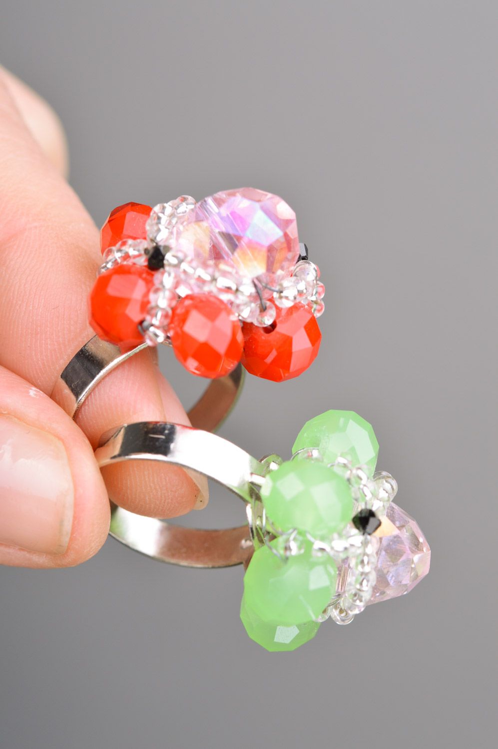 Set of red and green handmade beaded rings in the shape of flowers 2 items photo 3