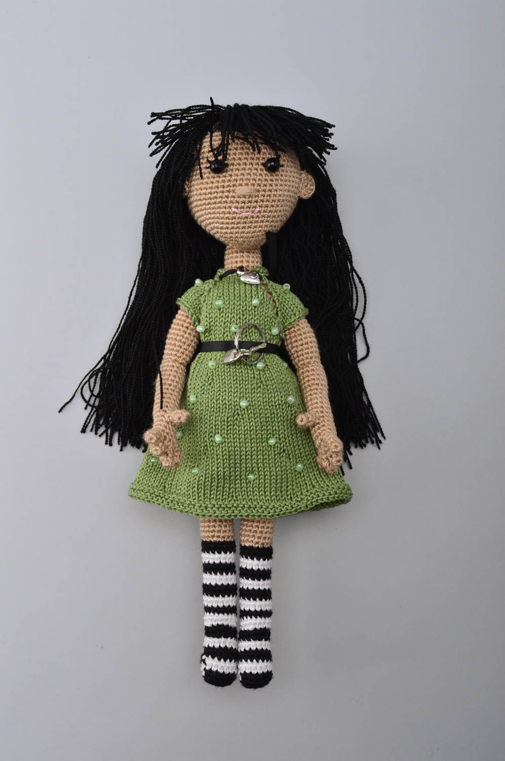 Handmade Designer Puppe Stoff Spielzeug schwarzhaarige schöne Puppe im Kleid foto 2