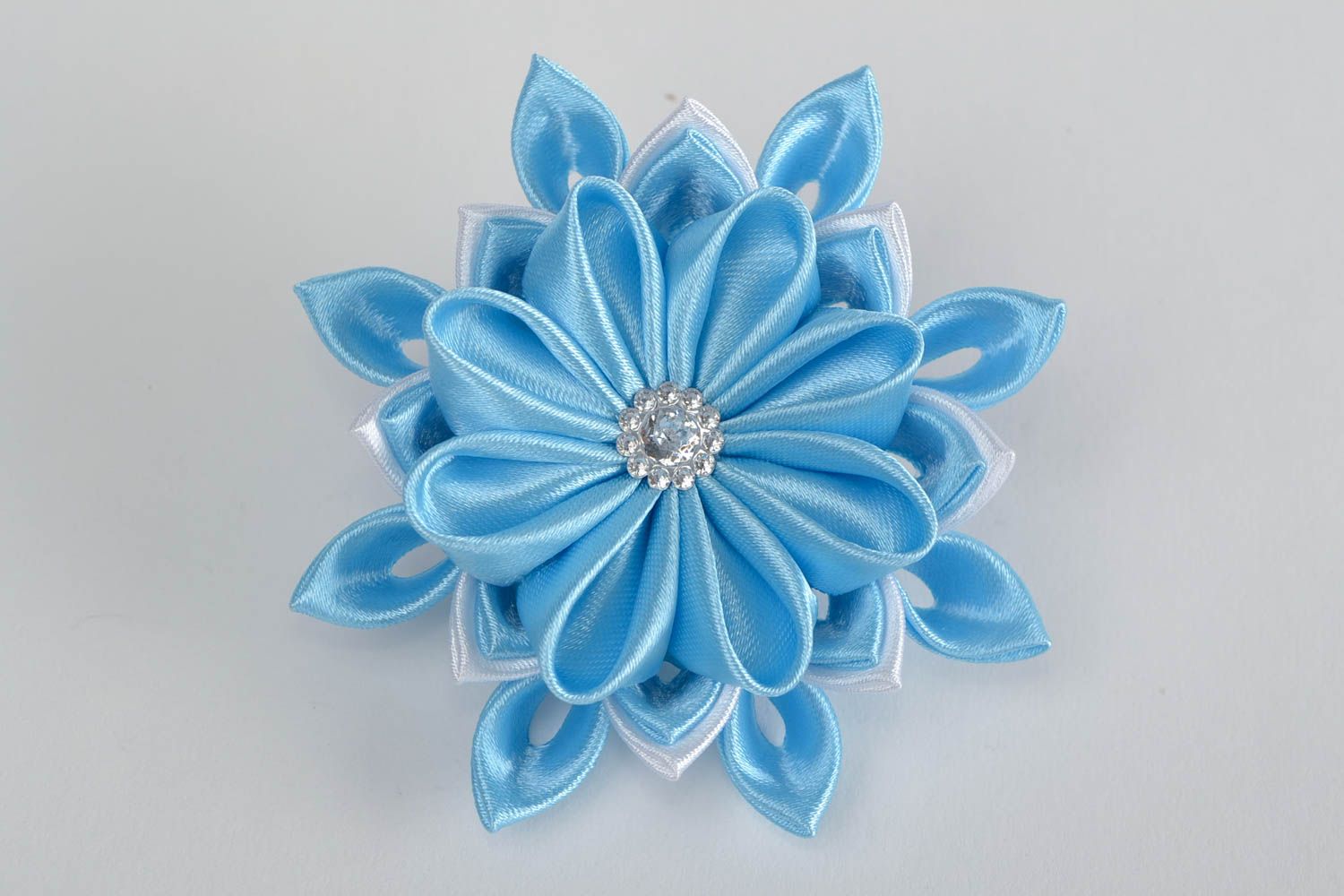 Schönes blaues Haargummi handmade aus Kanzashi Bändern stilvoll prachtvoll foto 3