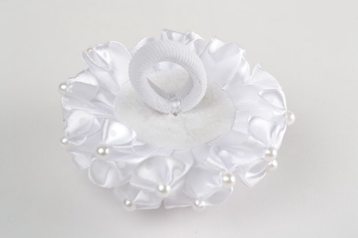 Weißes Haargummi handmade aus Atlasbändern in Kanzashi Technik mit Halbperlen  foto 5