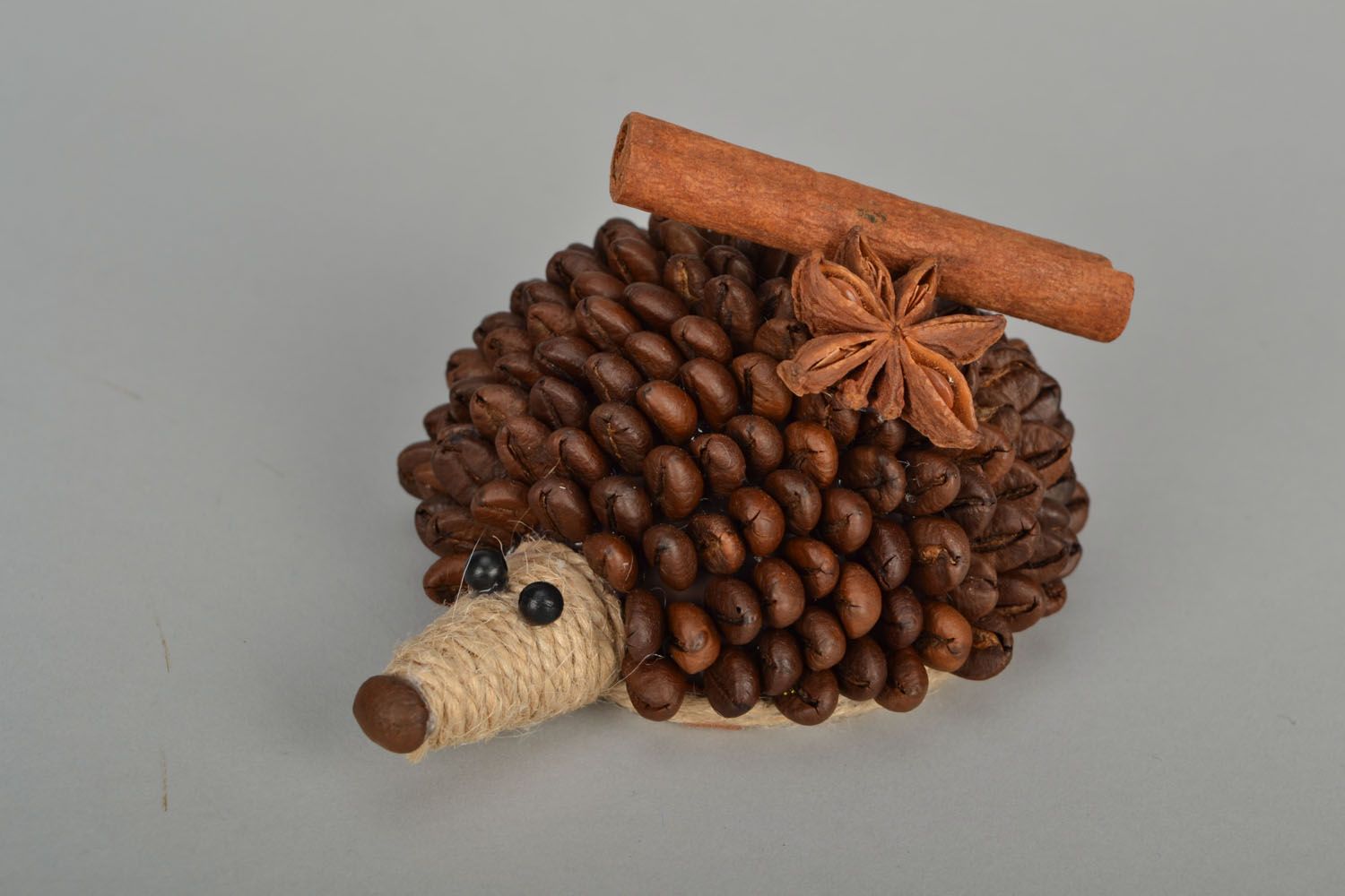 Figurilla decorativa  de erizo con granos de café  foto 3