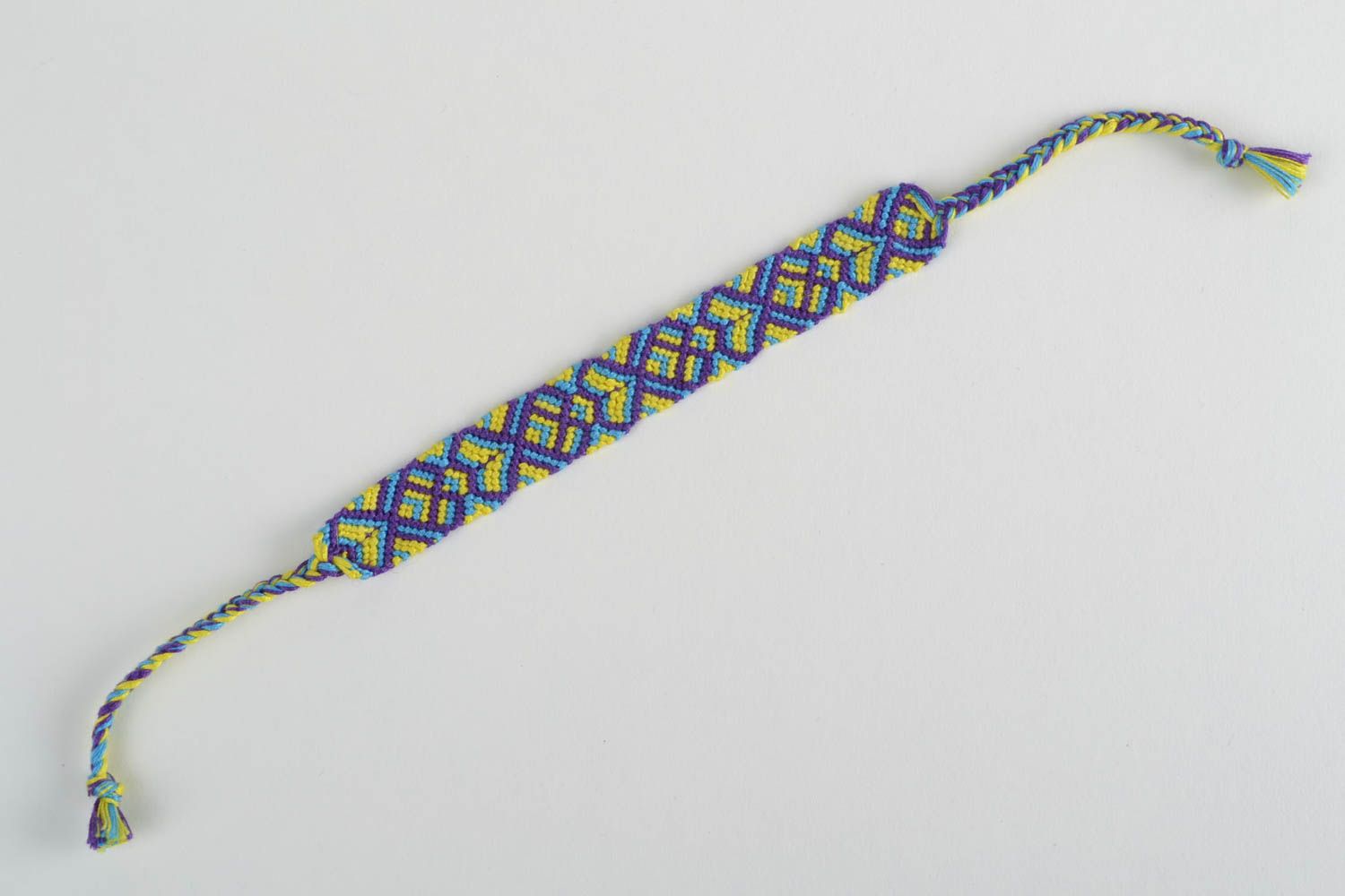 Яркий плетеный браслет из ниток в технике макраме ручной работы на завязках фото 5