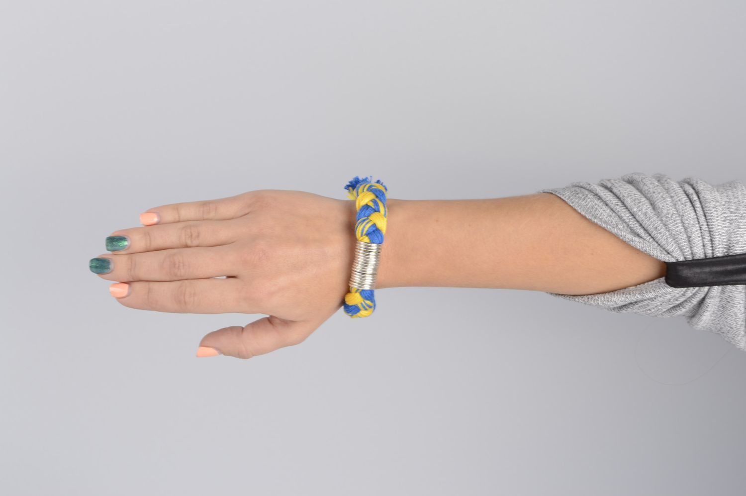 Bracelet textile Bijou fait main jaune bleu anneaux métalliques Accessoire femme photo 4