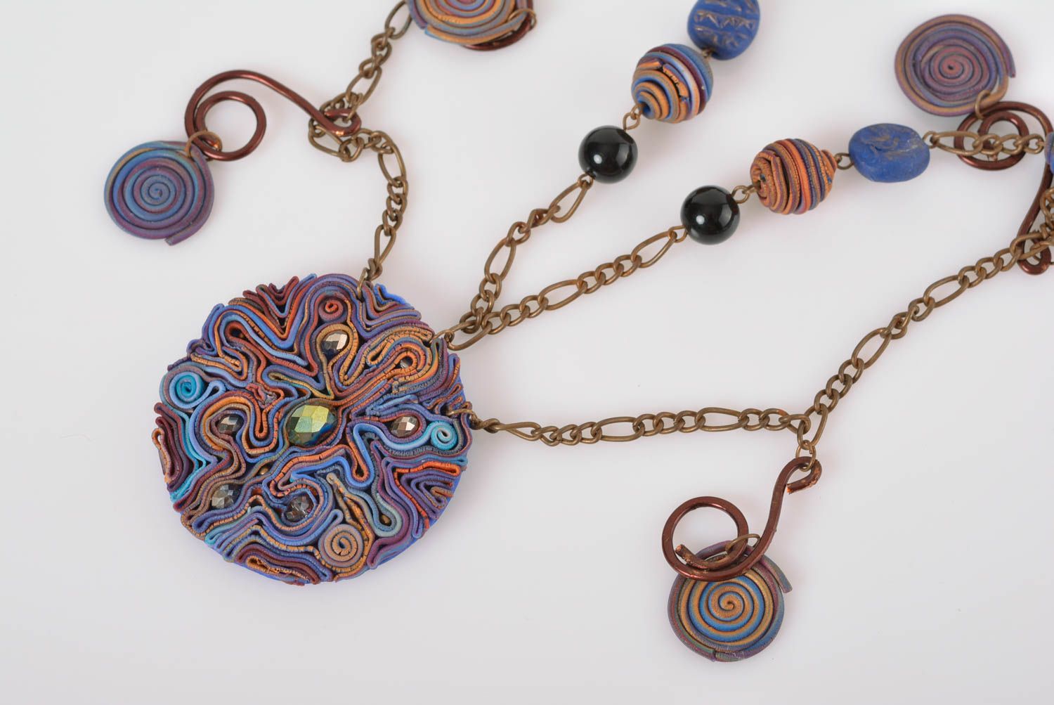 Ожерелье из полимерной глины и акриловых бусин фиолетовое ручной работы фото 4