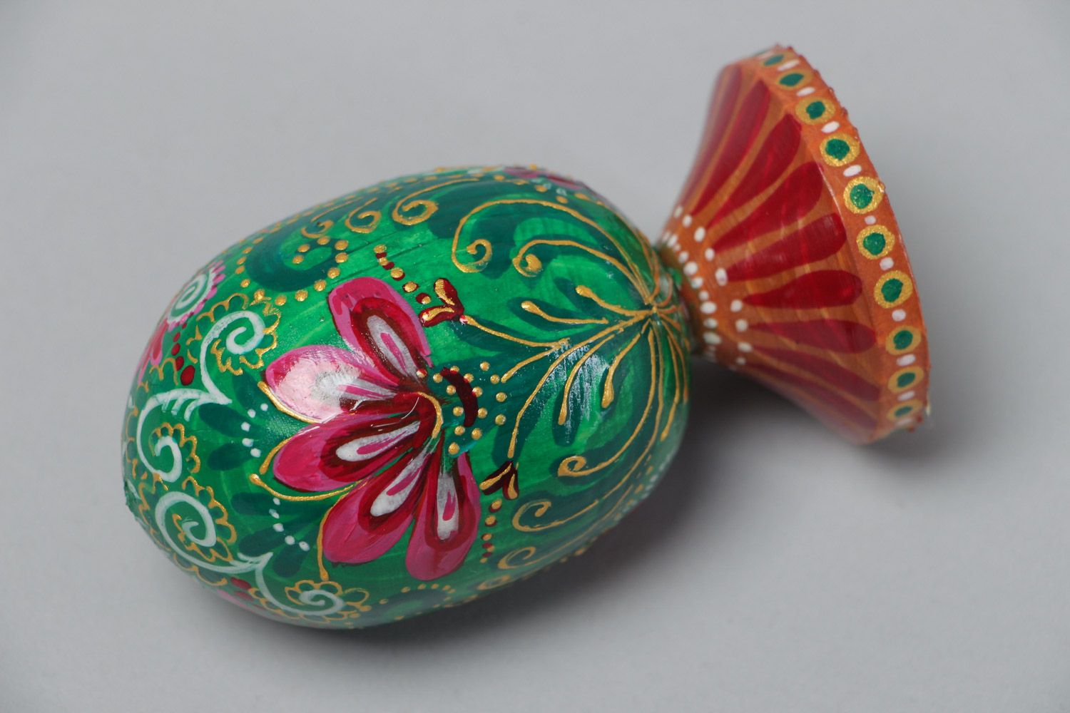 Красивое деревянное яйцо расписное на ножке ручной работы зеленое с розовым фото 4