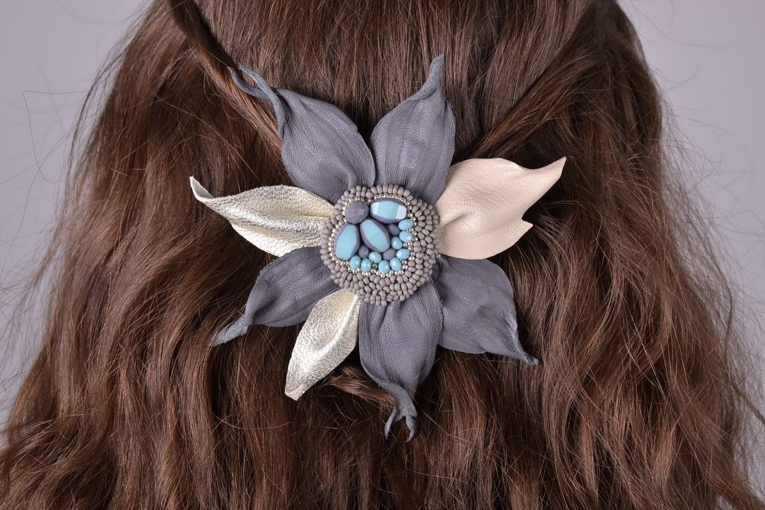 Dunkle Haarspange aus Leder Graue Blume foto 1