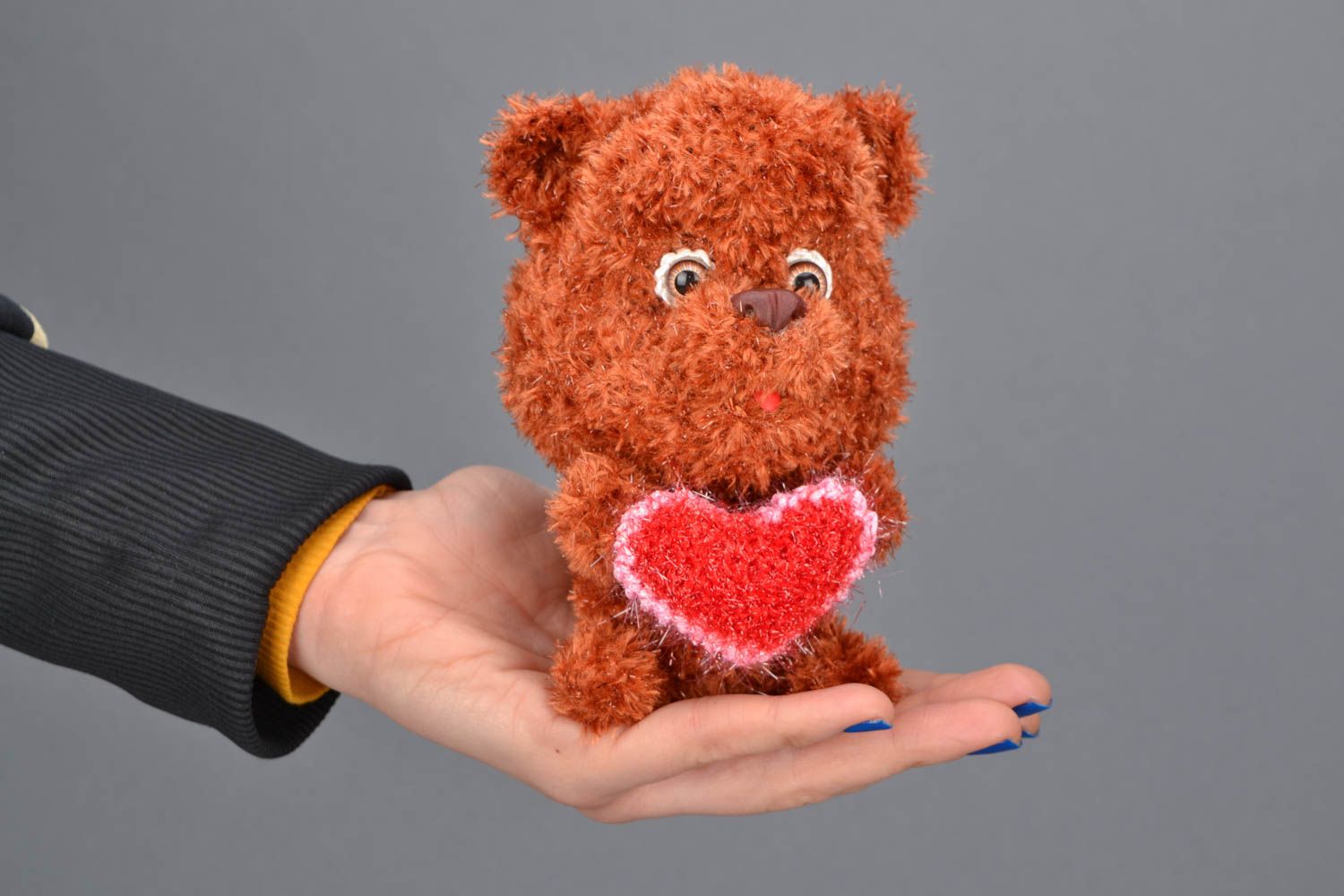 Мягкая вязаная игрушка Бурый медвежонок с сердцем фото 2