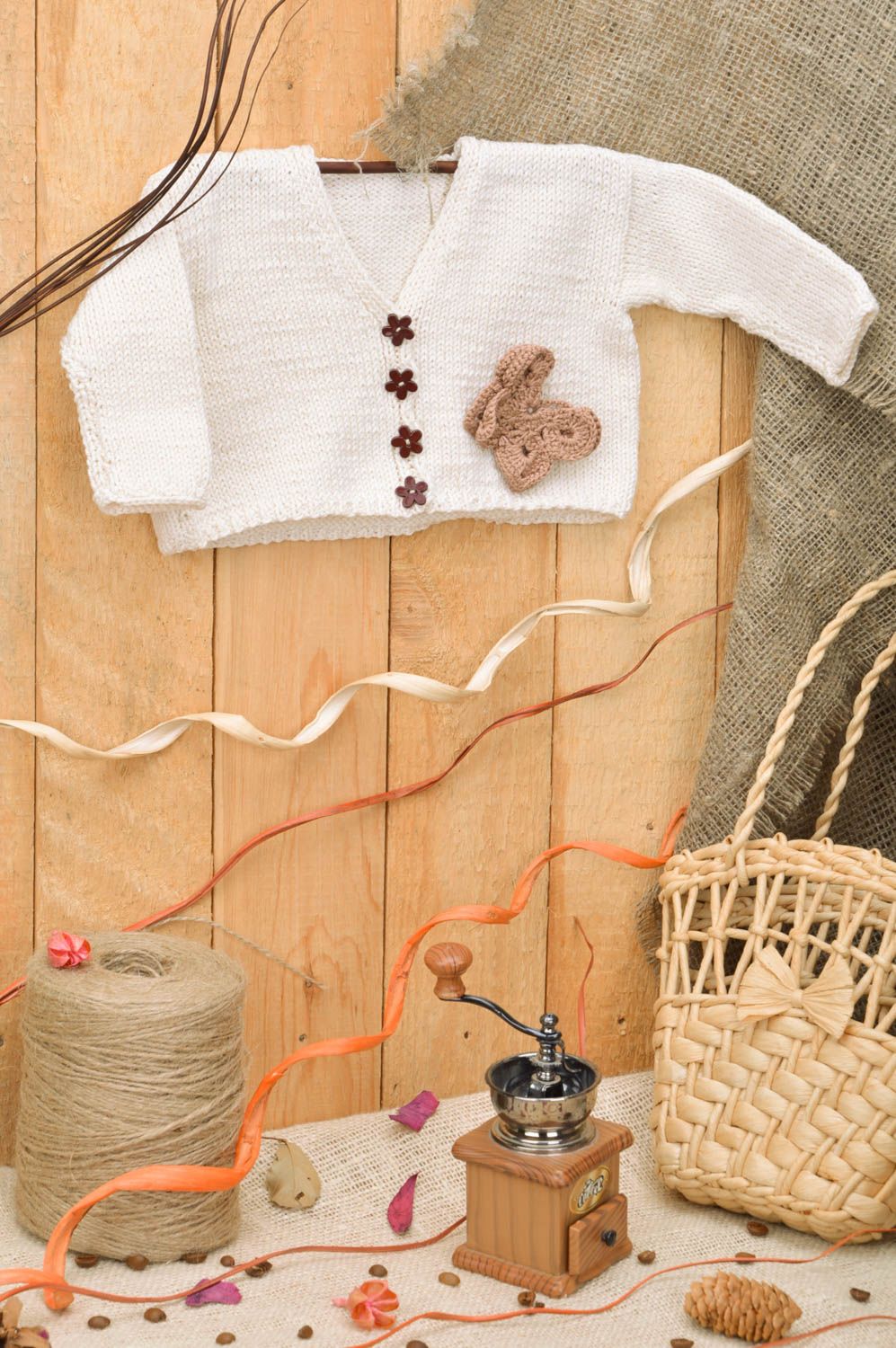 Gilet tricoté pour enfant fait main en fils acryliques blanc pour fille photo 1