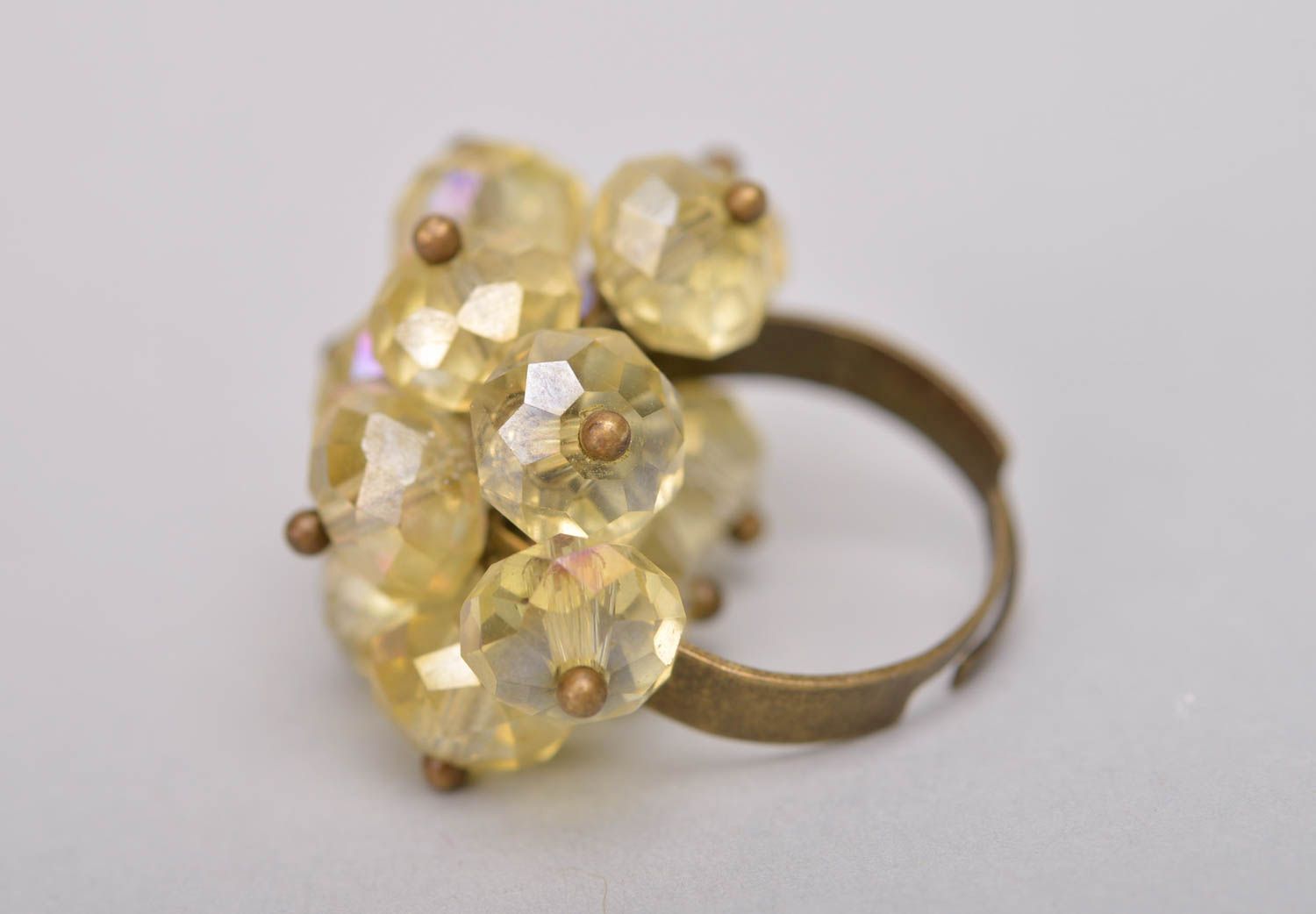 Желтое кольцо из бусин с регулируемым размером аксессуар ручной работы фото 4