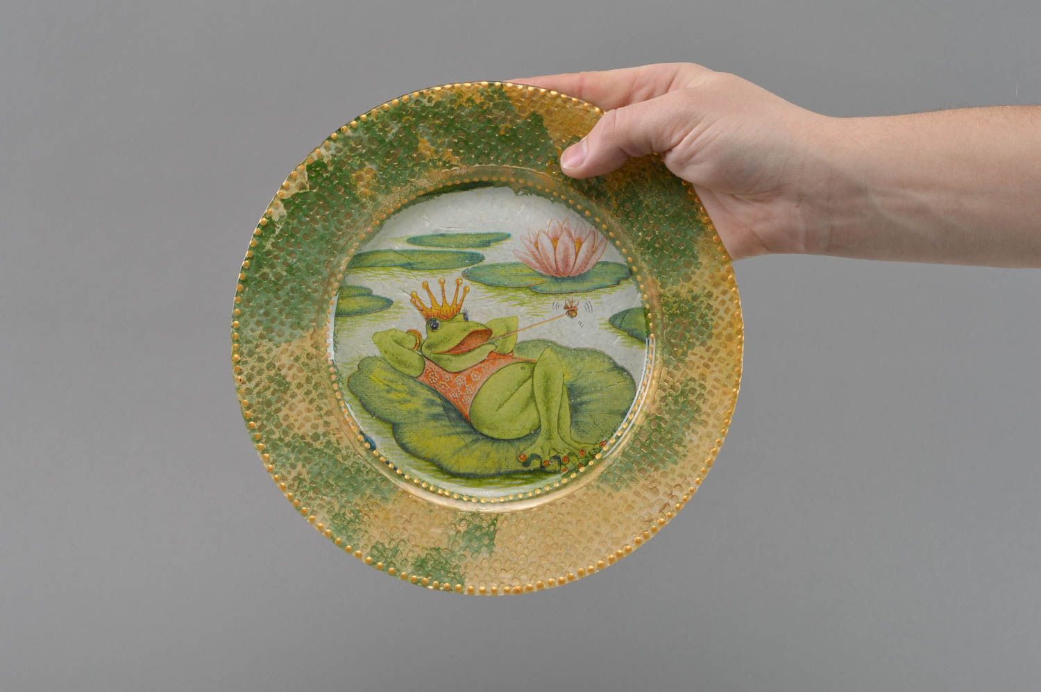 Стеклянная тарелка в технике декупаж ручной работы для декора Принцесса-лягушка фото 4