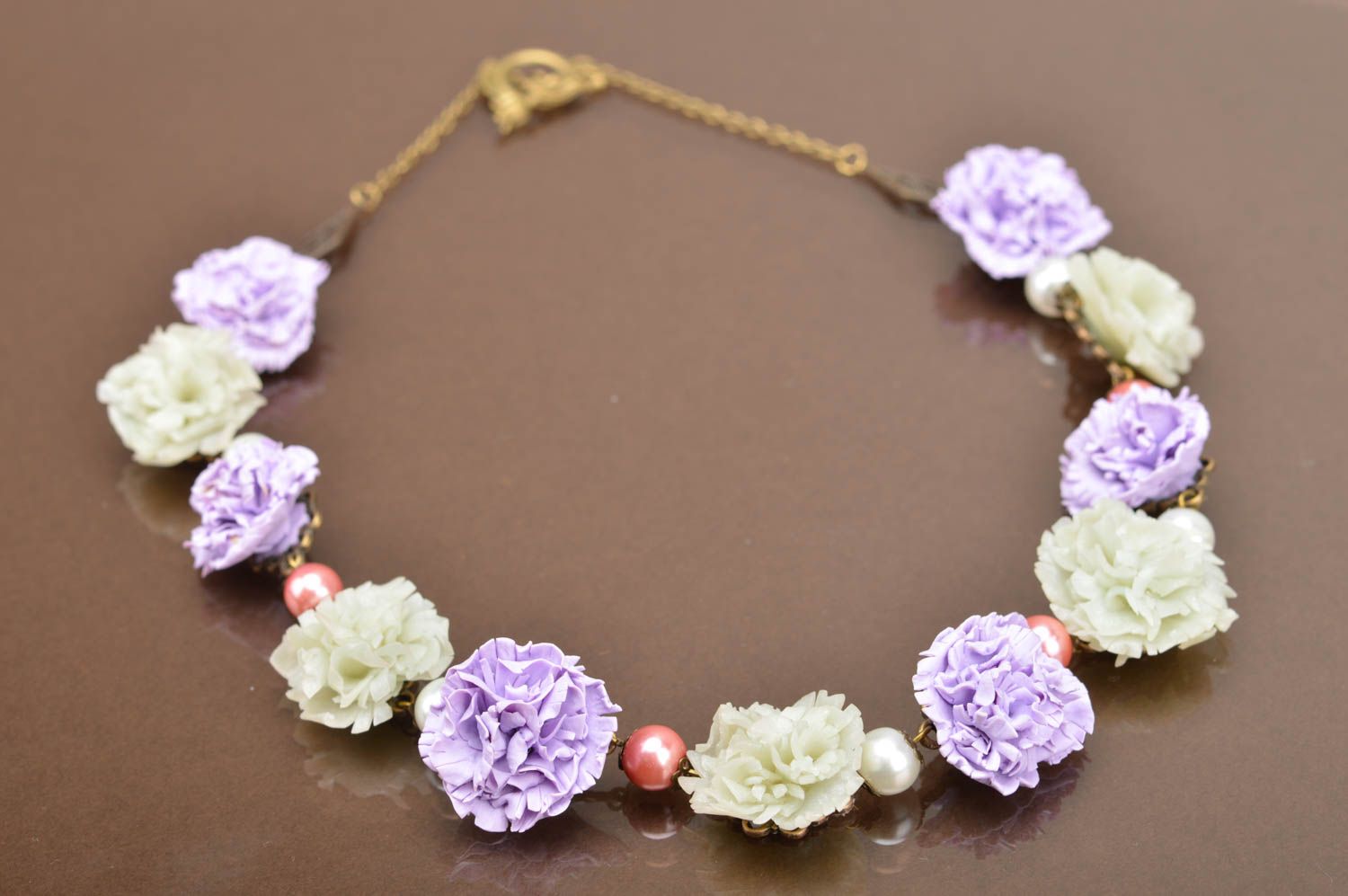 Collar artesanal original con flores de arcilla polimérica con cuentas Acianos foto 2