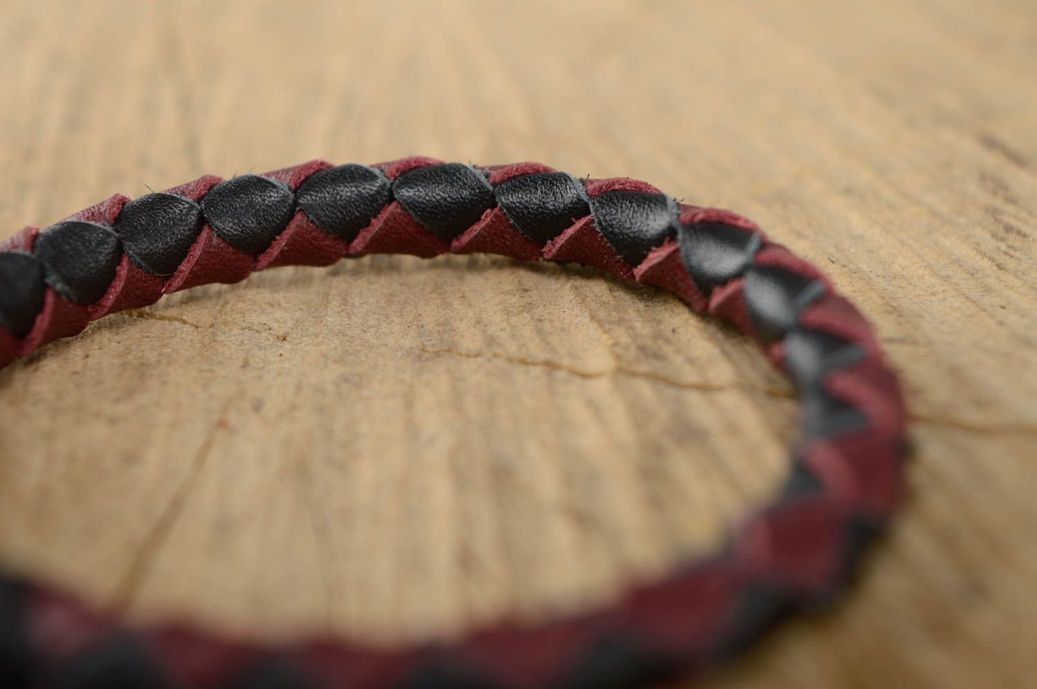Stretching leather bracelet with ties photo 5