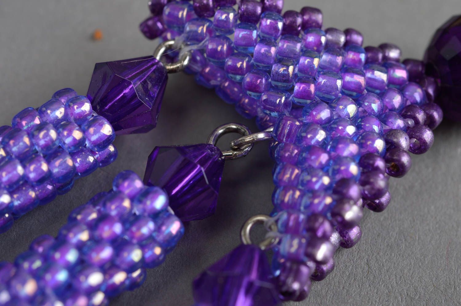 Фиолетовые серьги из бисера с бусинами ручной работы в виде подвесок красивые фото 5