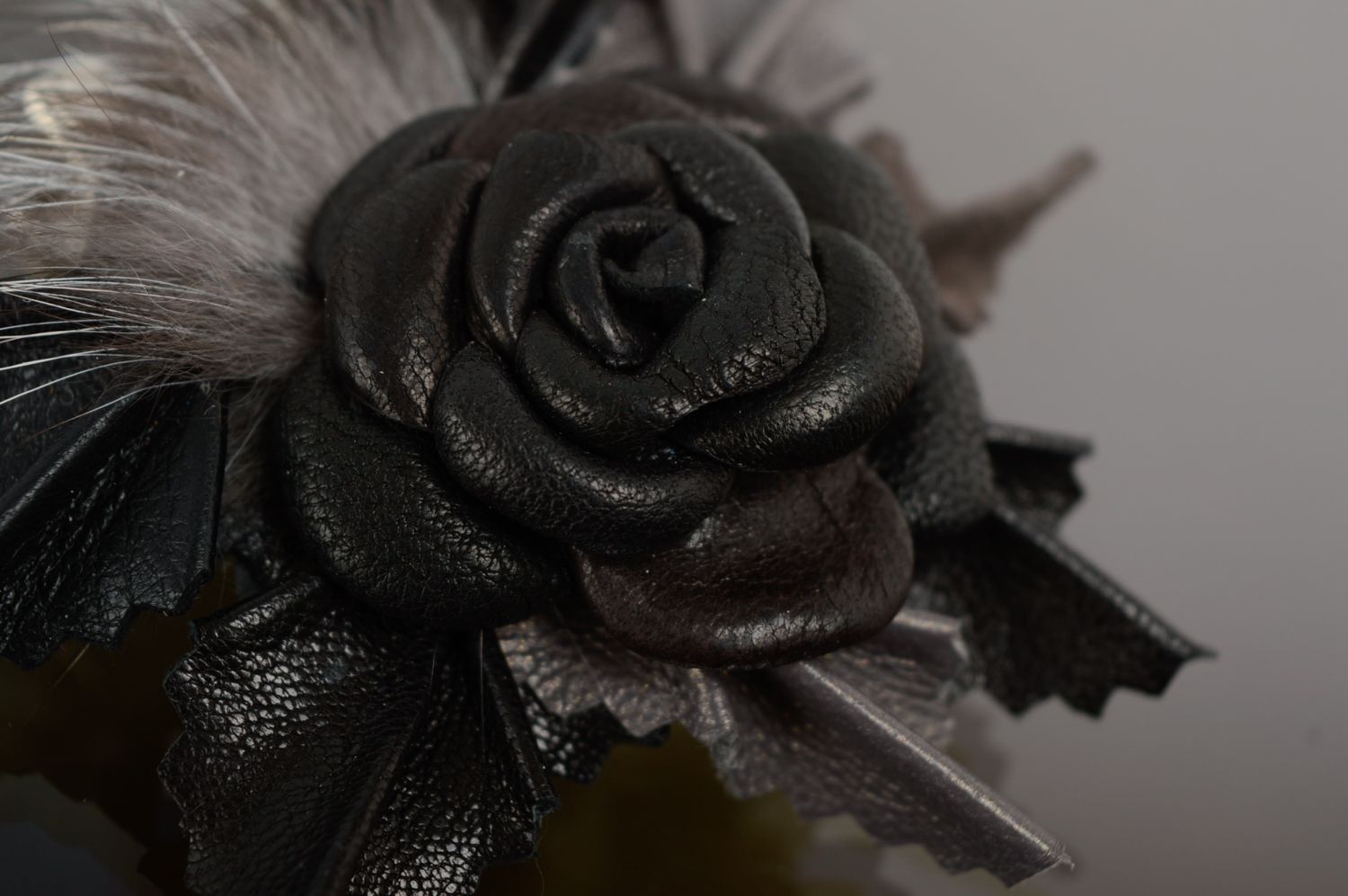 Broche barrette faite main originale en cuir Fleur noire photo 3